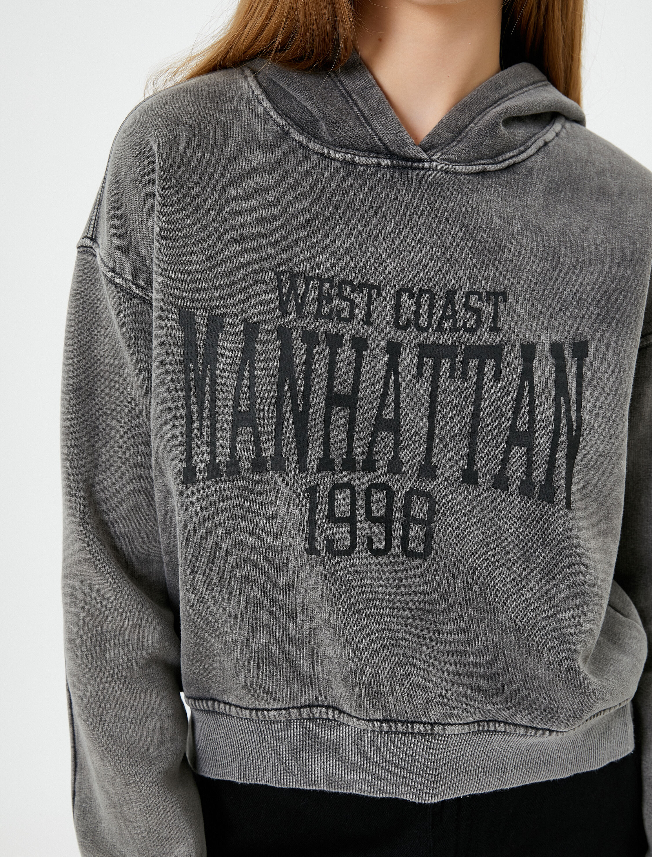   Şardonlu Soluk Efektli Kapşonlu Crop Sweatshirt Kolej Temalı Baskılı