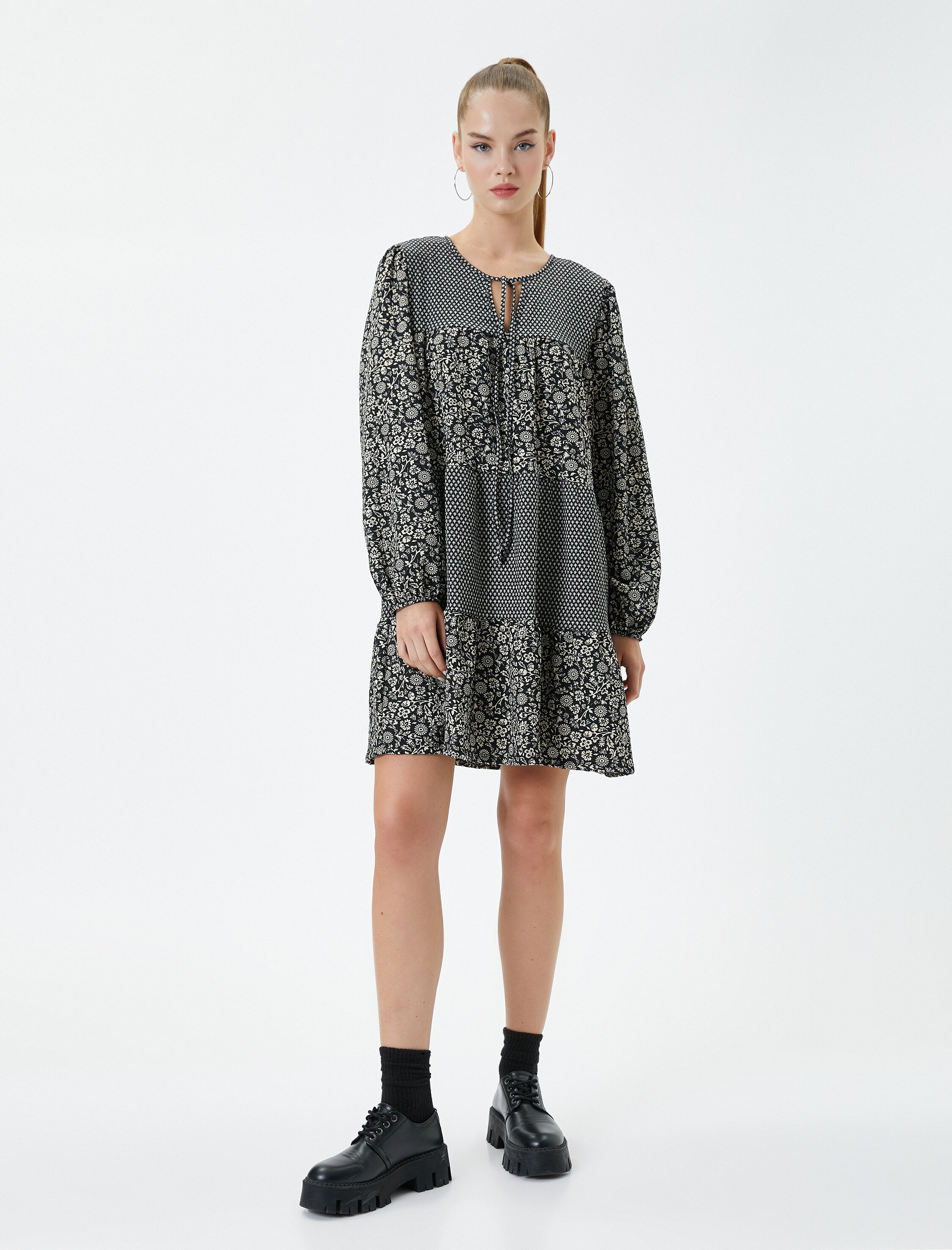   Çiçekli Mini Balon Kol Elbise Uzun Kollu V Yaka Bağlamalı Rahat Kesim Katlı Bürümcük