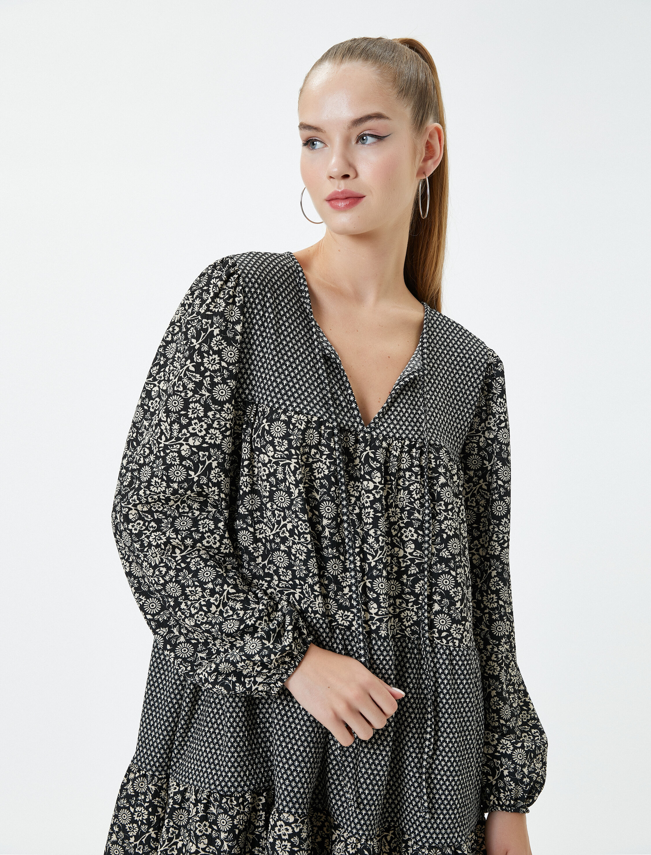   Çiçekli Mini Balon Kol Elbise Uzun Kollu V Yaka Bağlamalı Rahat Kesim Katlı Bürümcük