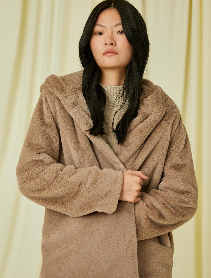  Kapüşonlu Oversize Peluş Kısa Kaban