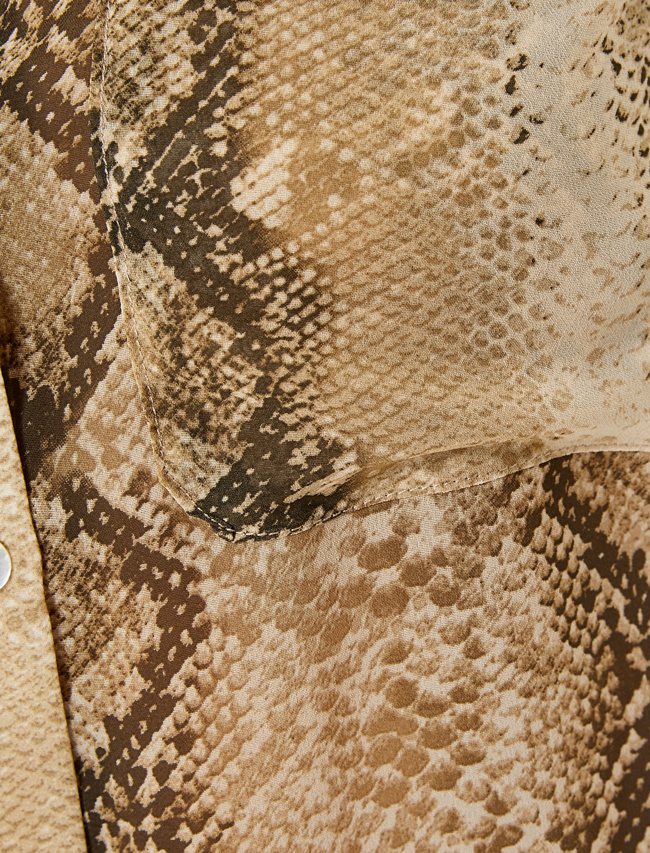   Uzun Kollu Gömlek Yılan Derisi Desenli Düğmeli Cepli