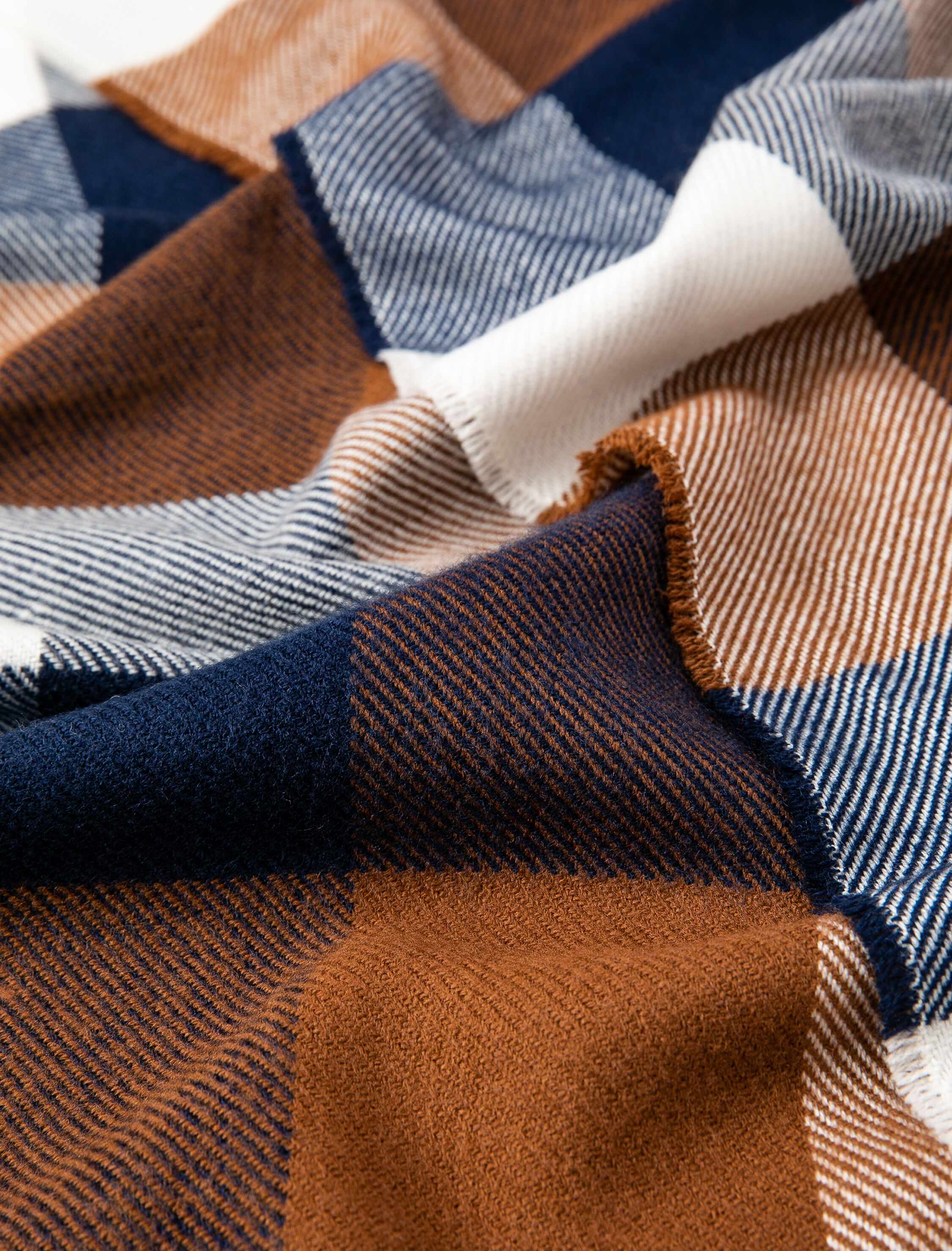  Erkek Ekose Desenli Atkı Püskül Detaylı