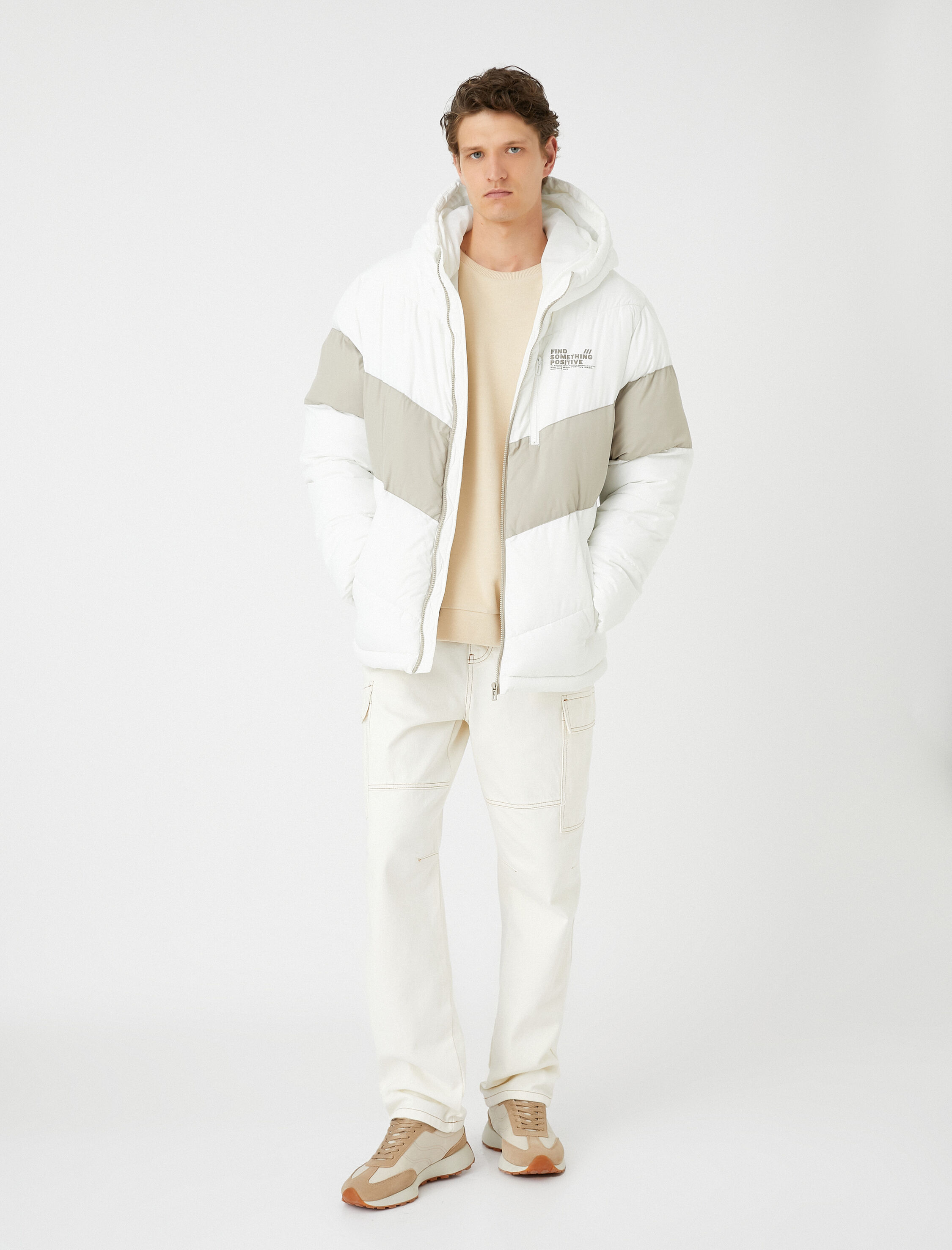   Şişme Mont Kapşonlu Slogan Baskılı Cepli Fermuarlı Renk Bloklu