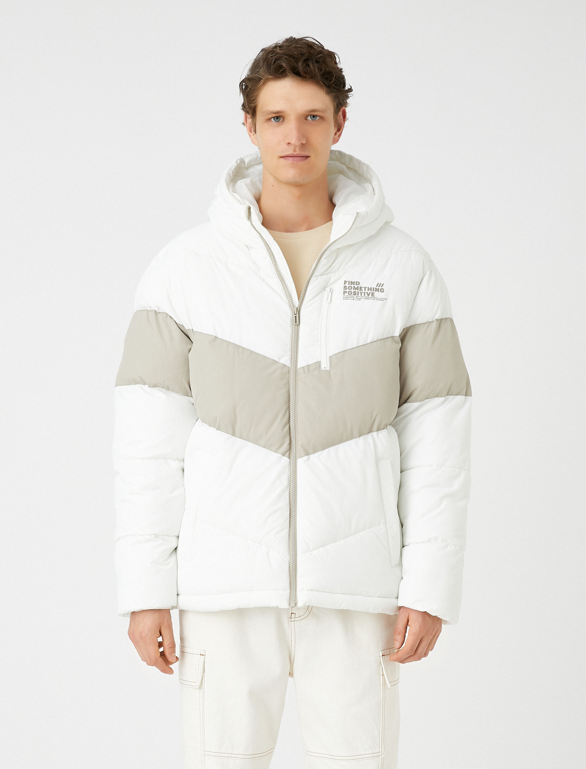   Şişme Mont Kapşonlu Slogan Baskılı Cepli Fermuarlı Renk Bloklu