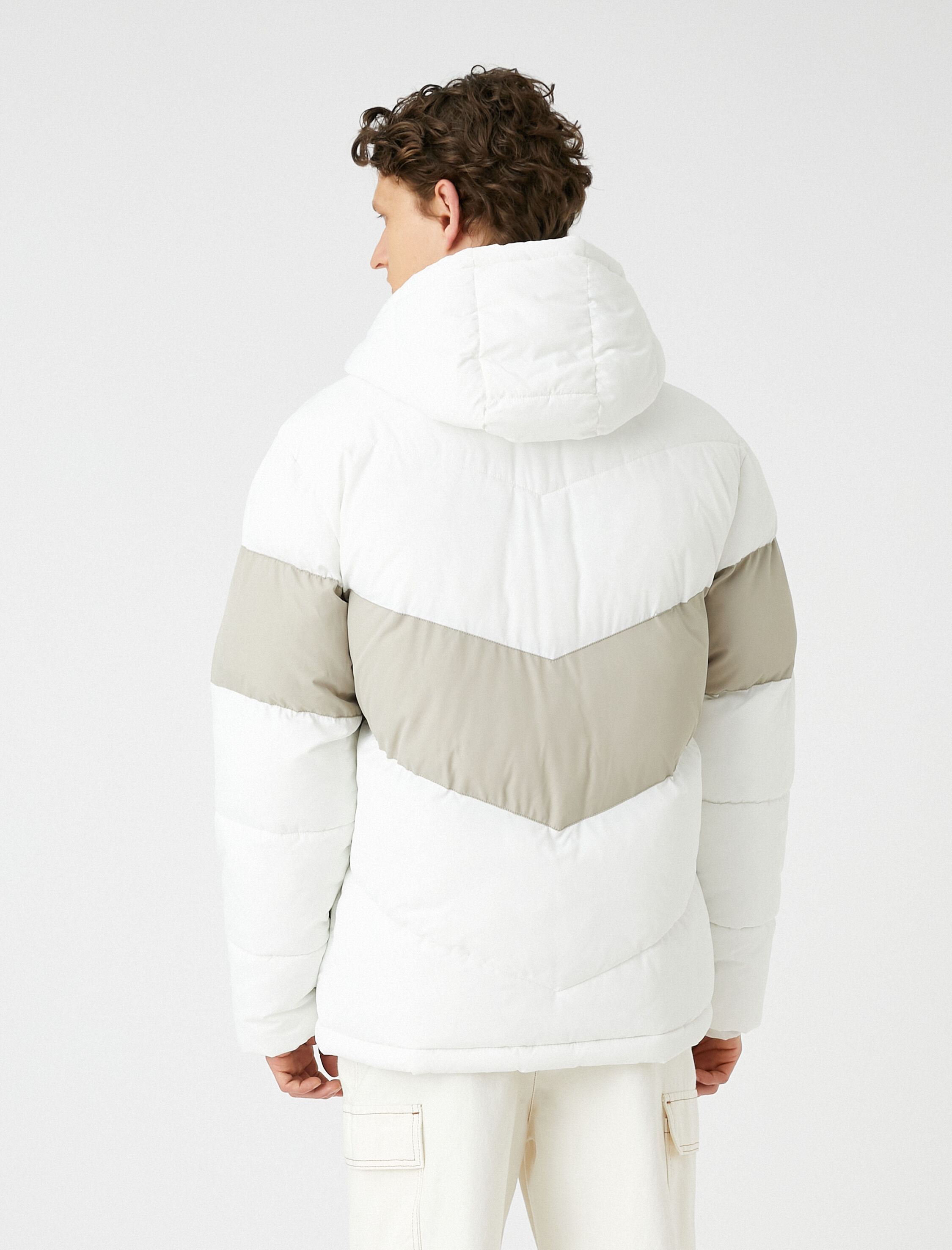   Şişme Mont Kapşonlu Slogan Baskılı Cepli Fermuarlı Renk Bloklu