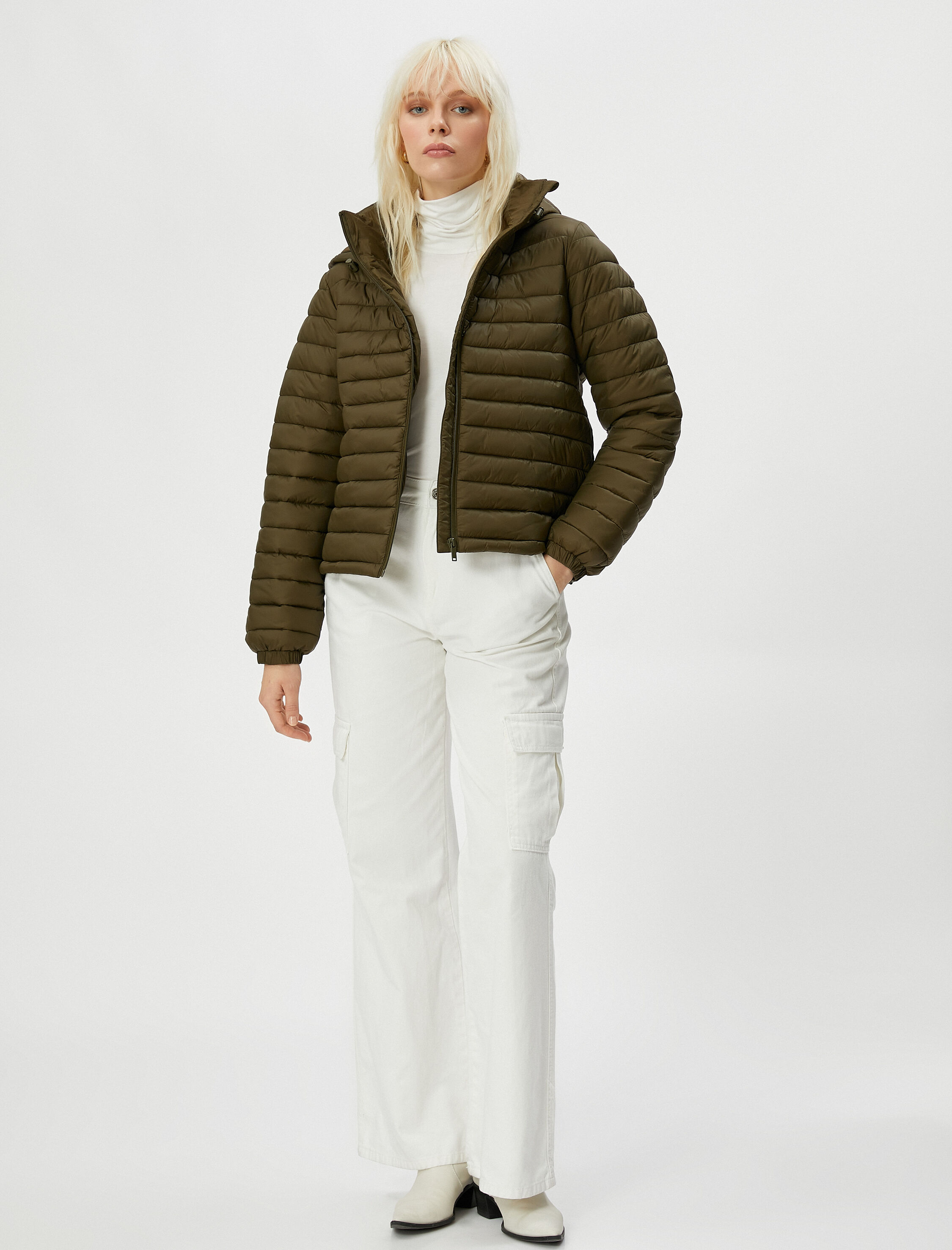   Kısa Şişme Mont Kapüşonlu Fermuarlı Kolları Lastikli