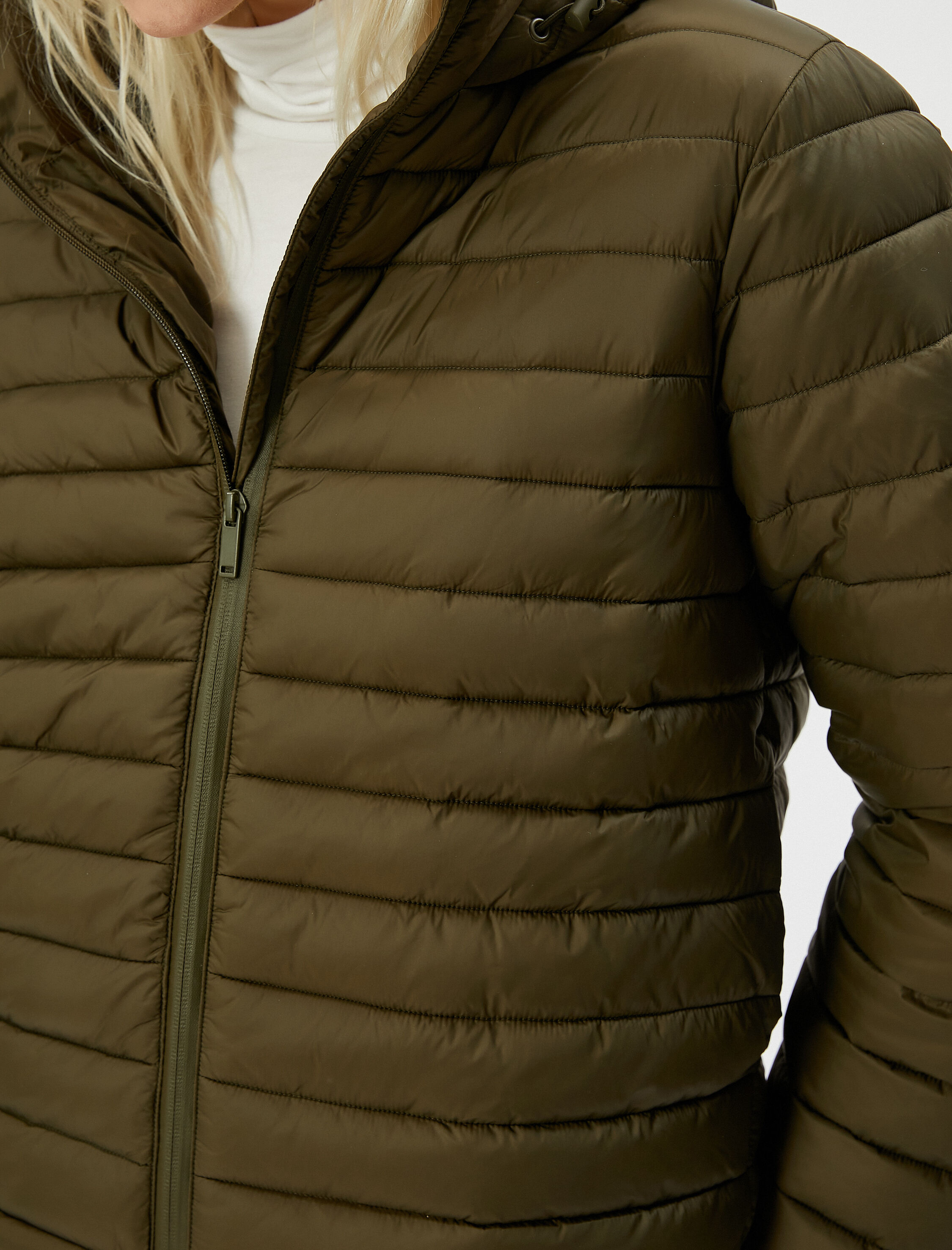   Kısa Şişme Mont Kapüşonlu Fermuarlı Kolları Lastikli