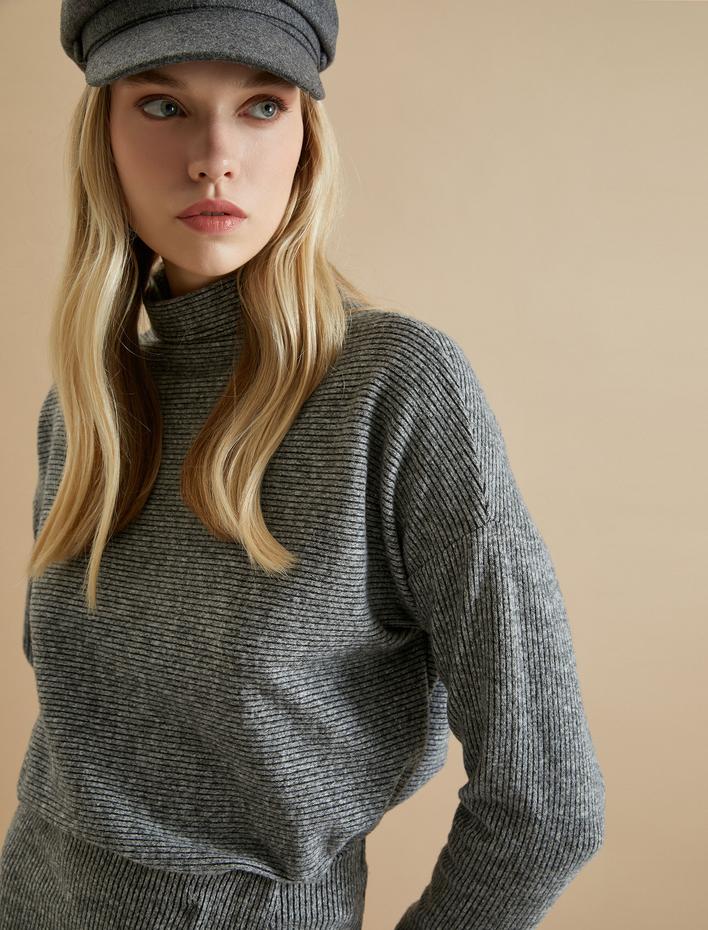  Koton X Şahika Ercümen - Dik Yaka Uzun Kollu Tişört