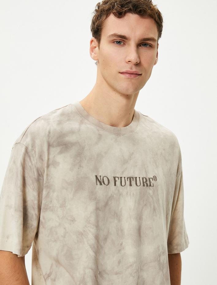  Oversize Tişört Batik Görünümlü Slogan İşlemeli Bisiklet Yaka