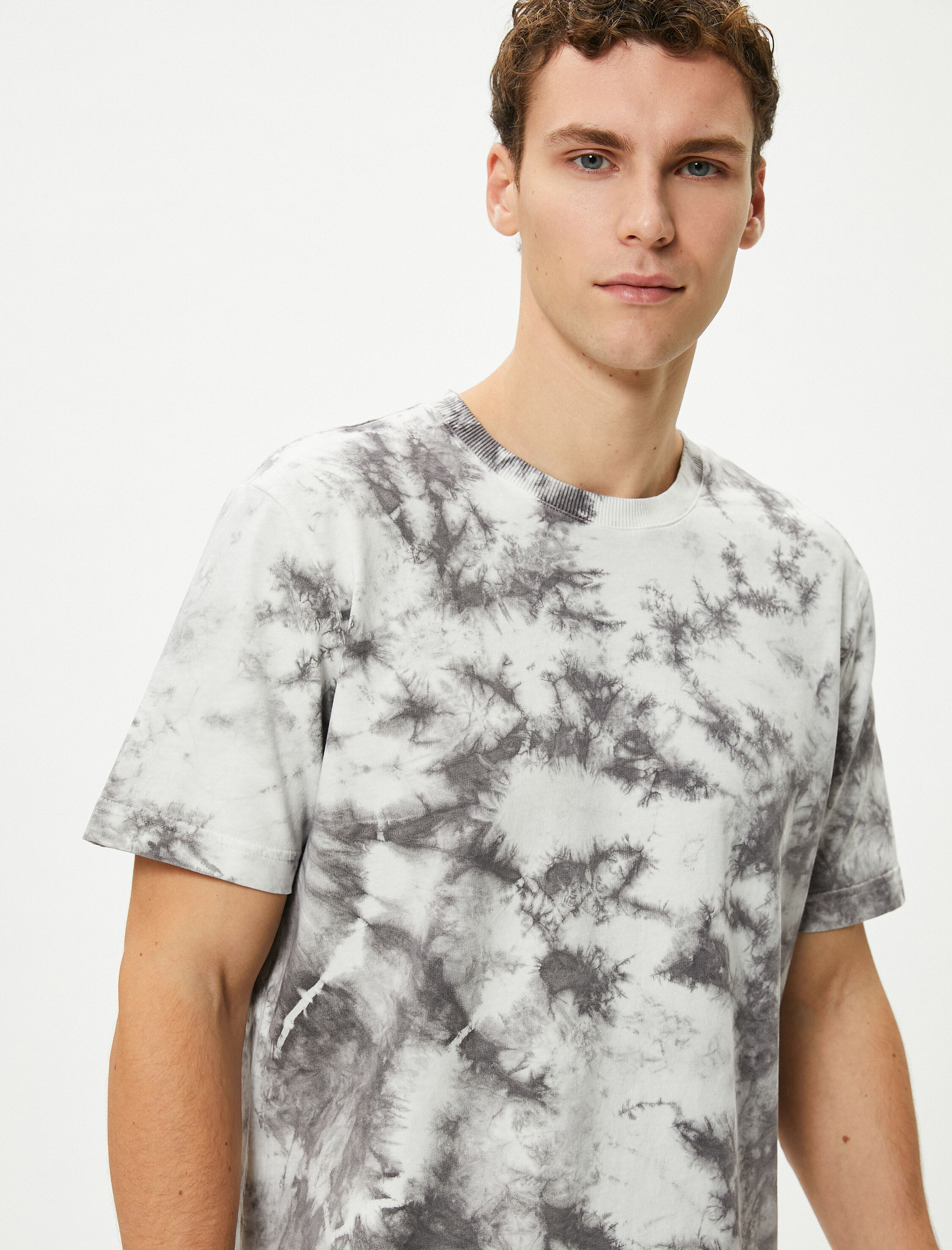   Bisiklet Yaka Tişört Batik Görünümlü Kısa Kollu Pamuklu