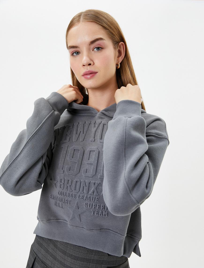   Kapşonlu Crop Kolej Sweatshirt Rahat Kalıp Şardonlu Kabartma Baskılı