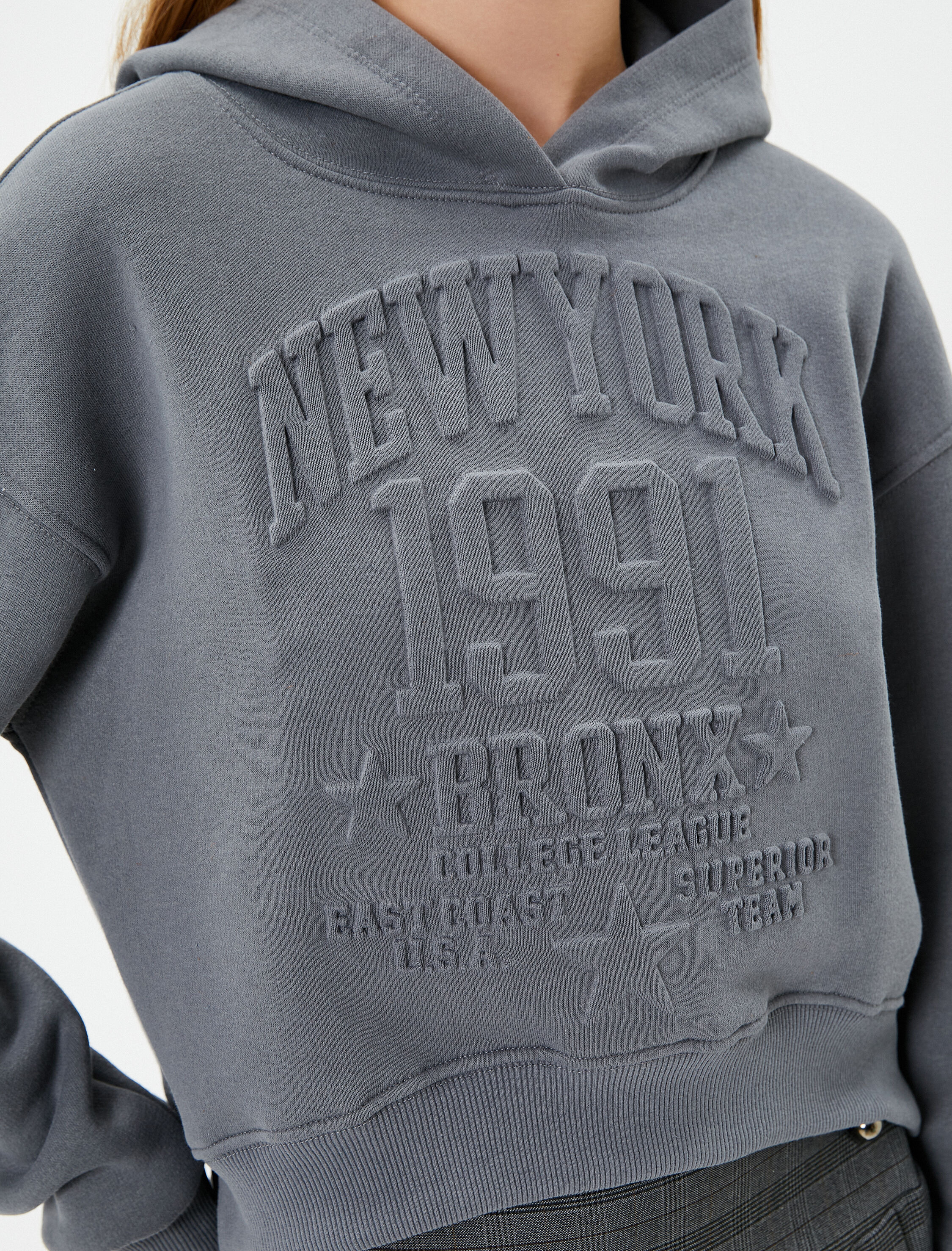   Kapşonlu Crop Kolej Sweatshirt Rahat Kalıp Şardonlu Kabartma Baskılı