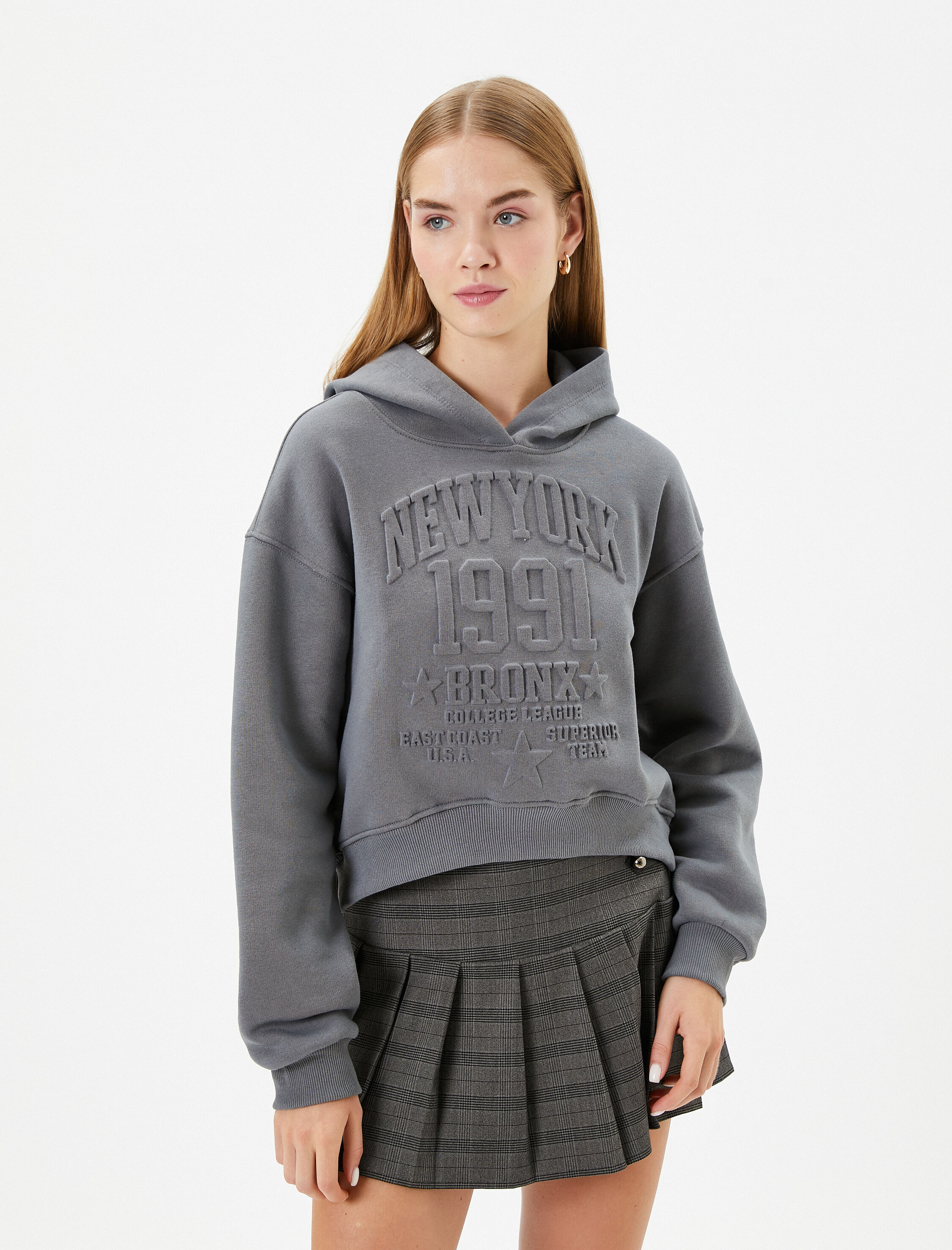   Kapşonlu Crop Kolej Sweatshirt Rahat Kalıp Şardonlu Kabartma Baskılı