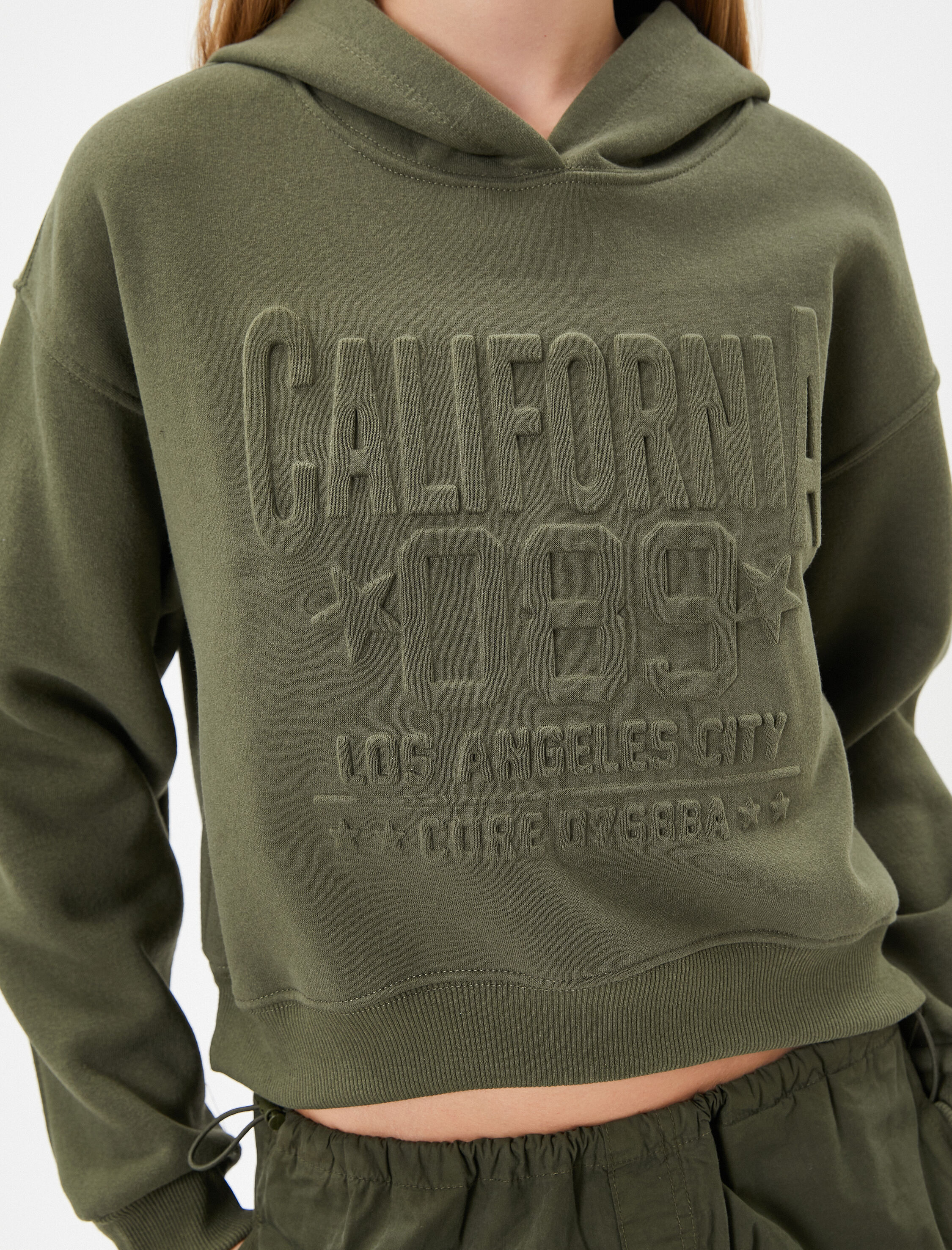   Kapşonlu Crop Kolej Sweatshirt Rahat Kalıp Şardonlu Kabartma Baskılı