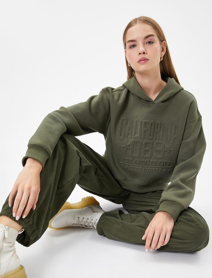  Kapşonlu Crop Kolej Sweatshirt Rahat Kalıp Şardonlu Kabartma Baskılı