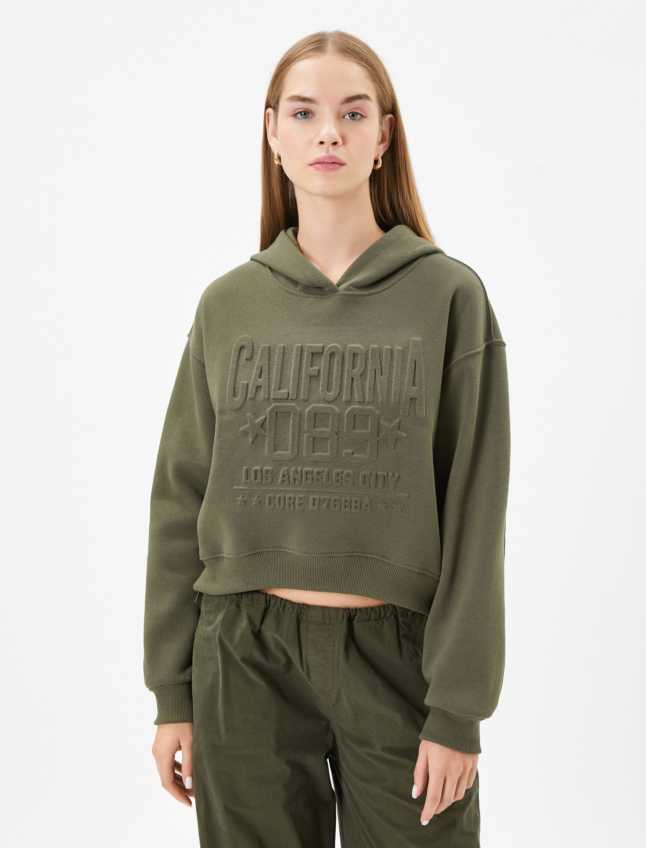   Kapşonlu Crop Kolej Sweatshirt Rahat Kalıp Şardonlu Kabartma Baskılı