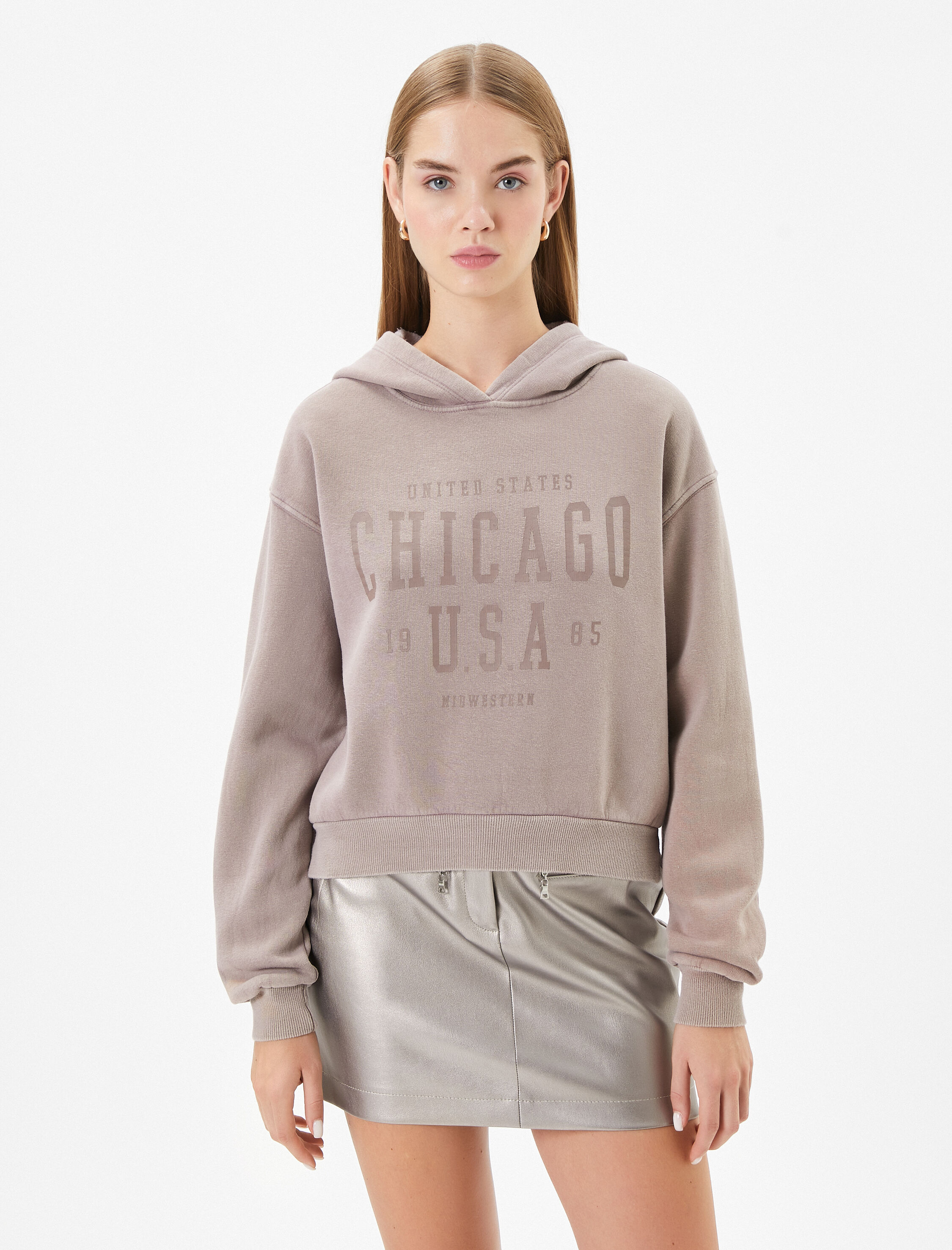   Şardonlu Kapşonlu Crop Kolej Sweatshirt Soluk Efektli Baskılı Pamuklu