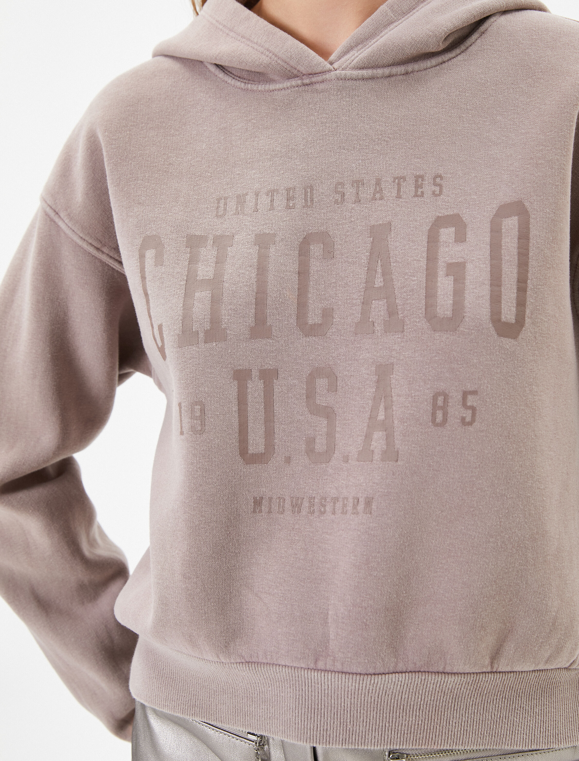   Şardonlu Kapşonlu Crop Kolej Sweatshirt Soluk Efektli Baskılı Pamuklu