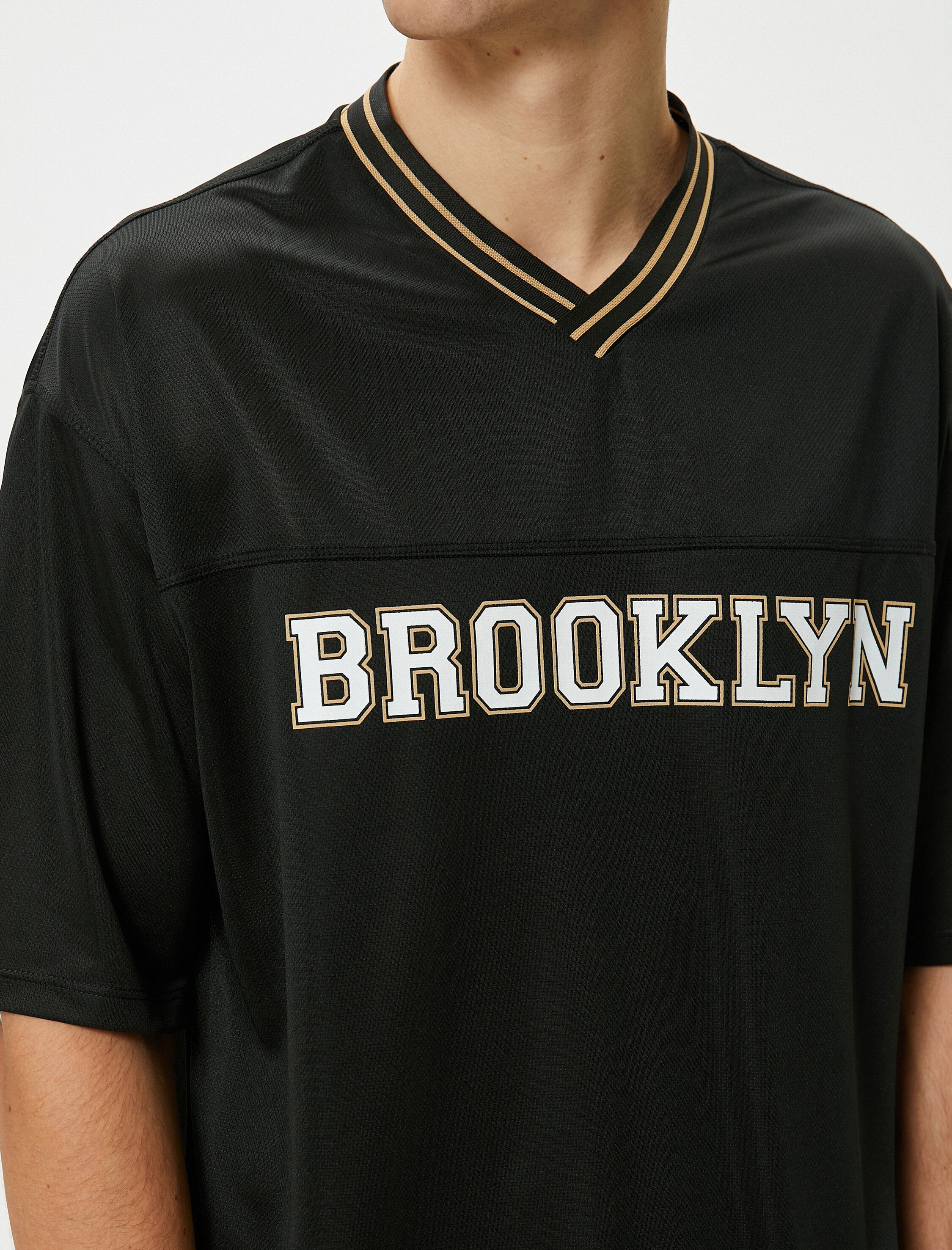   Spor Tişört V Yaka Kolej Baskılı Kısa Kollu