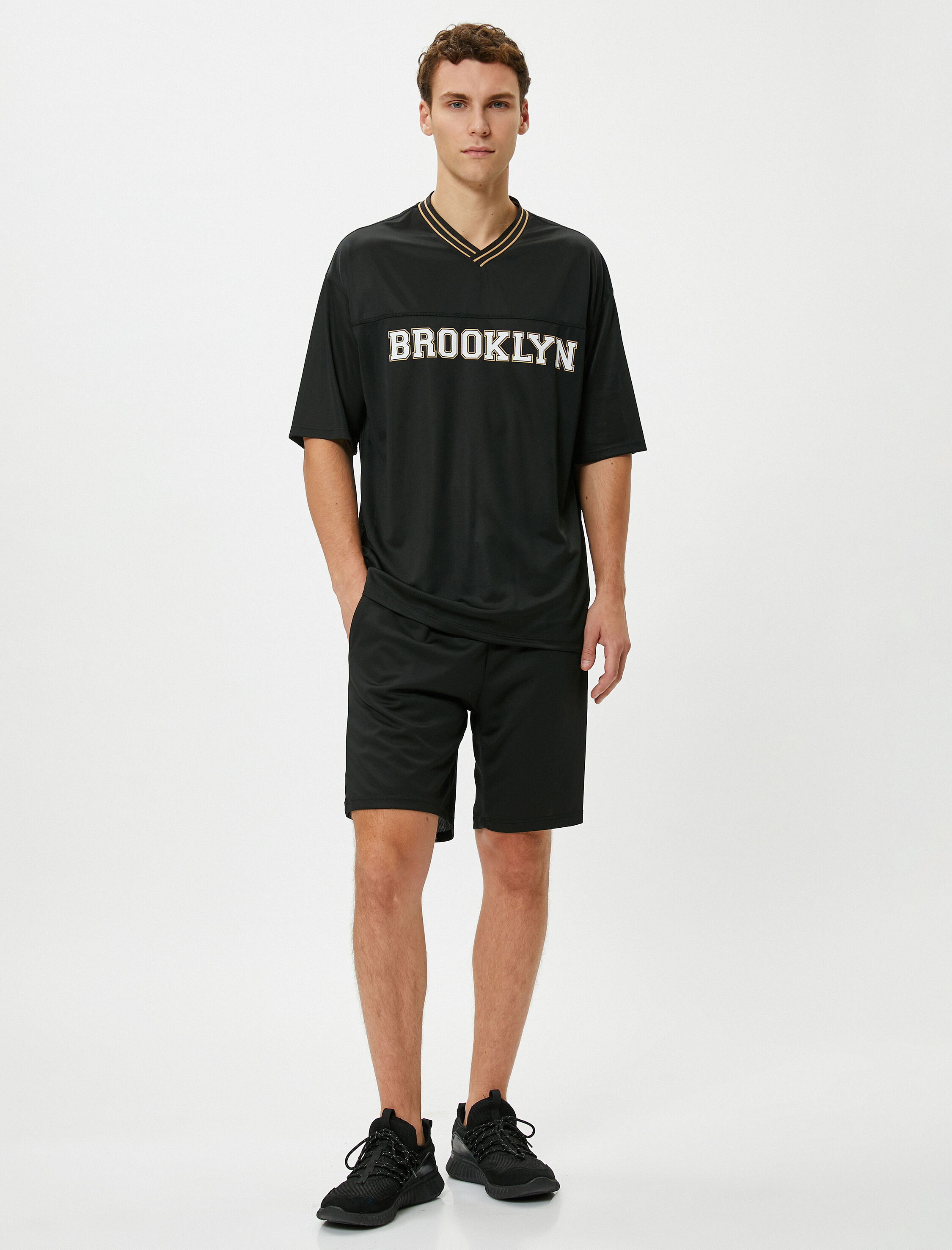   Spor Tişört V Yaka Kolej Baskılı Kısa Kollu