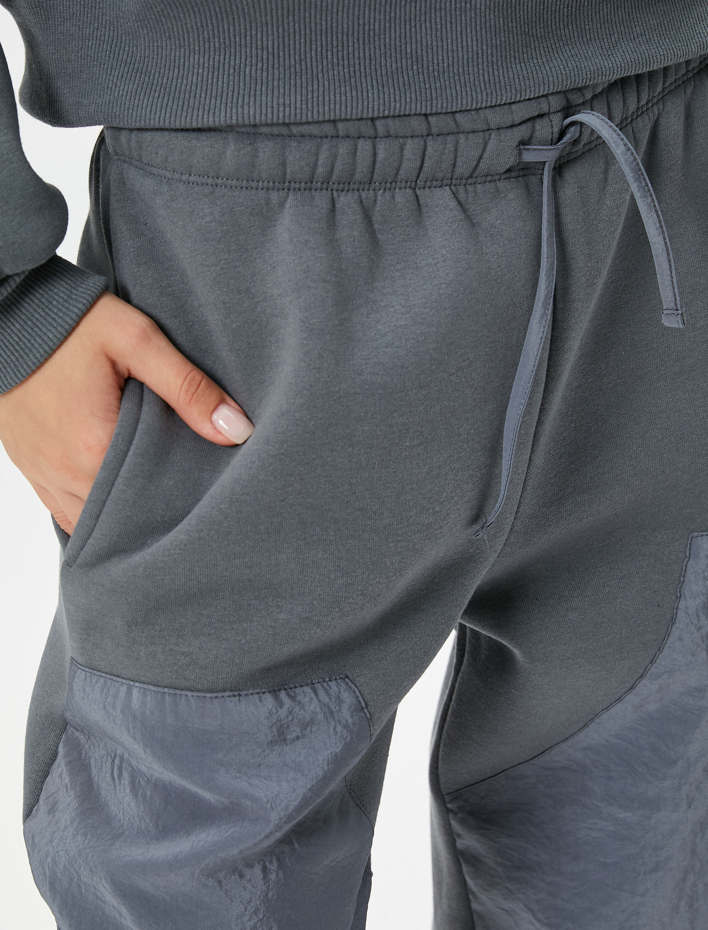   Jogger Eşofman Altı Paraşüt Kumaş Detaylı Rahat Kalıp Şardonlu Beli Bağlamalı Cepli