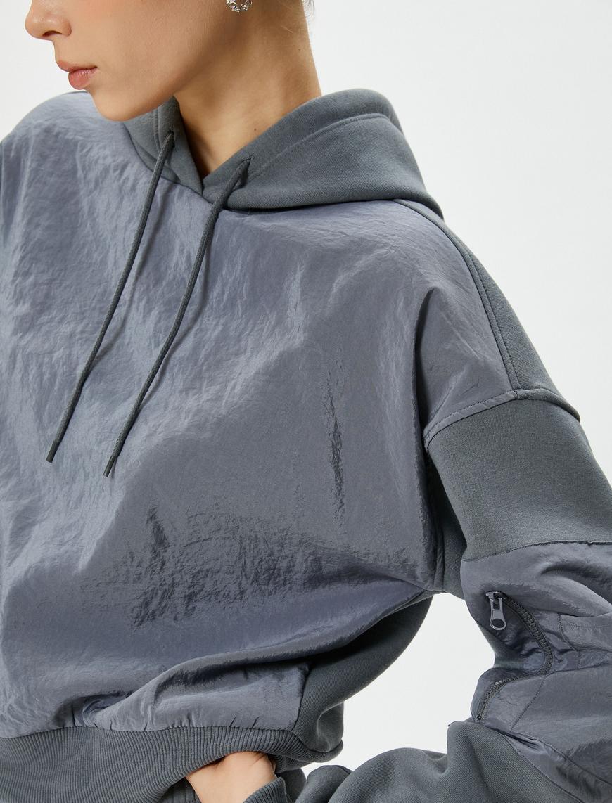   Kapşonlu Crop Sweatshirt Paraşüt Kumaşlı Şardonlu Kolda Fermuarlı Cep Detaylı