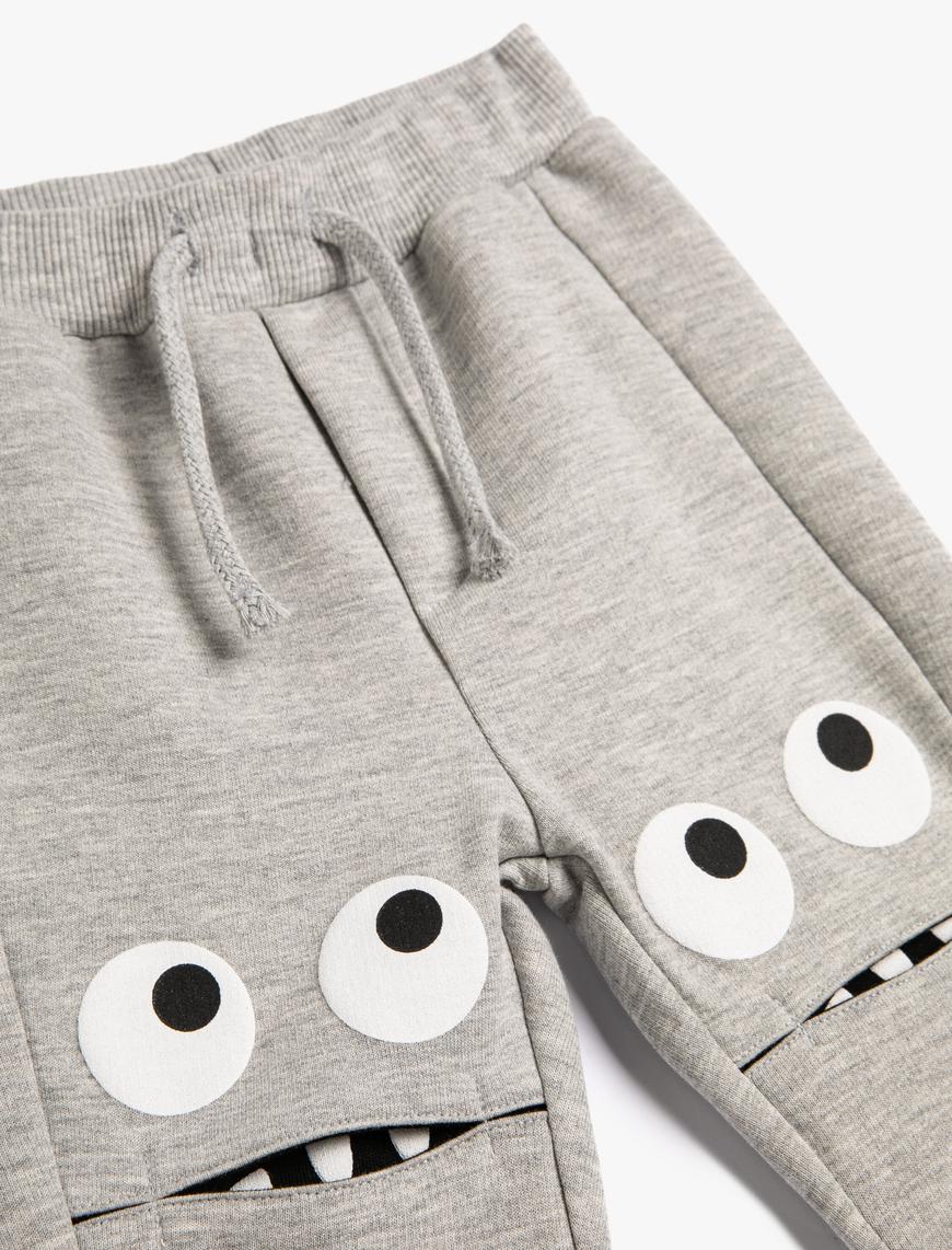  Erkek Bebek Jogger Eşofman Altı Beli Bağlamalı Canavar Baskılı Aplike Detaylı Şardonlu