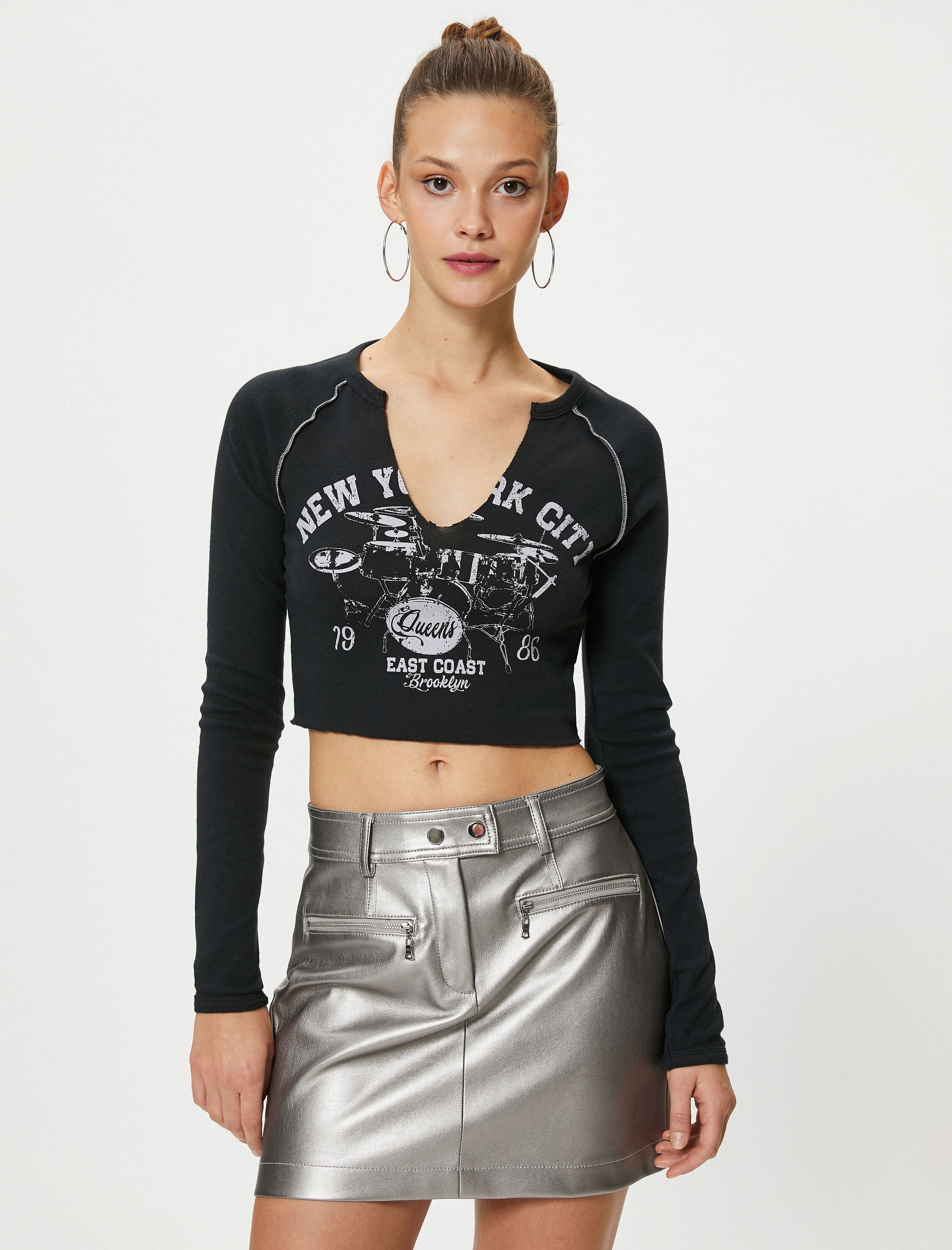   Uzun Kollu Crop Tişört Derin V Yaka Pamuklu Baskılı