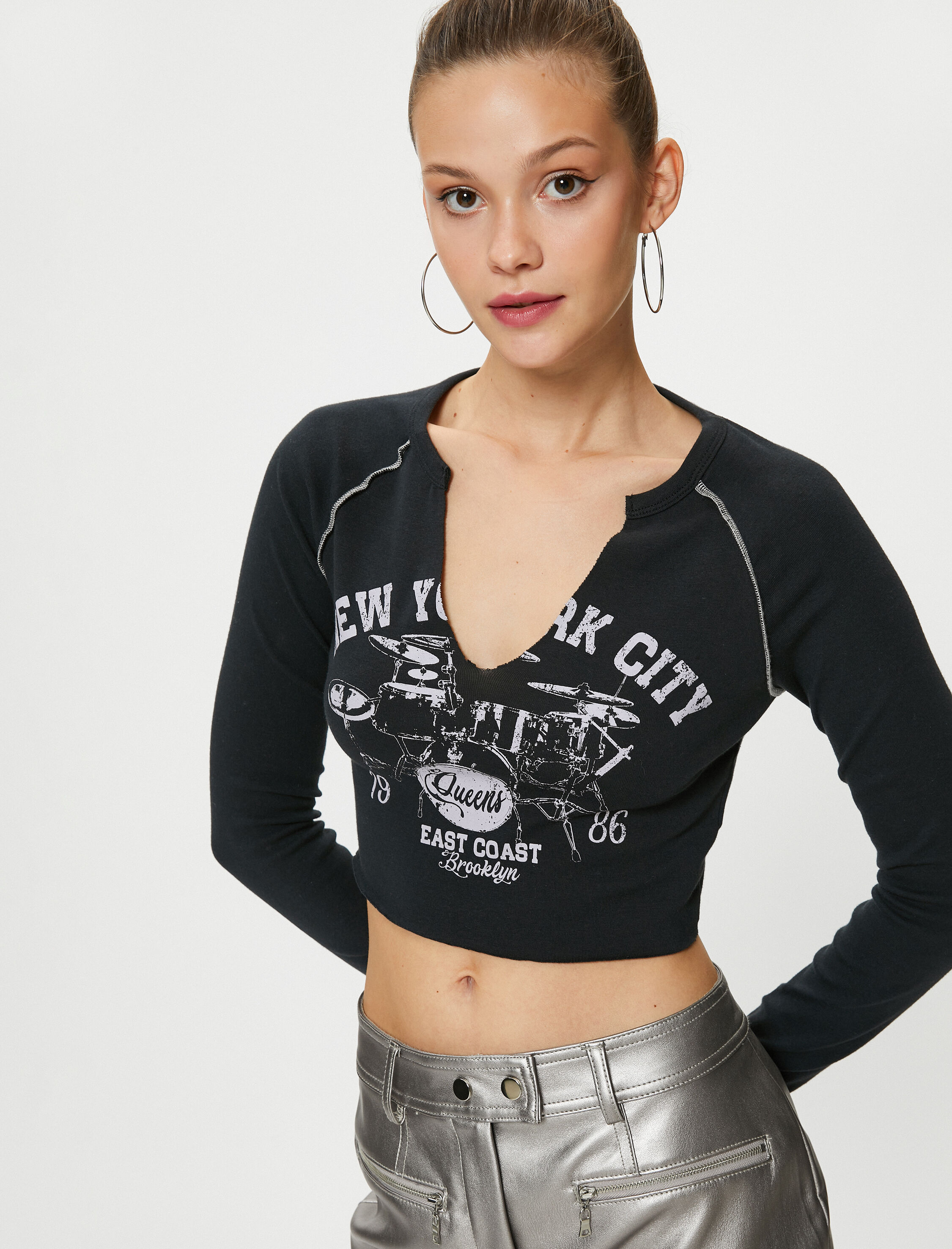   Uzun Kollu Crop Tişört Derin V Yaka Pamuklu Baskılı