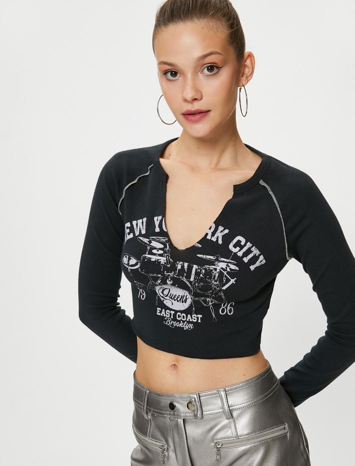  Uzun Kollu Crop Tişört Derin V Yaka Pamuklu Baskılı