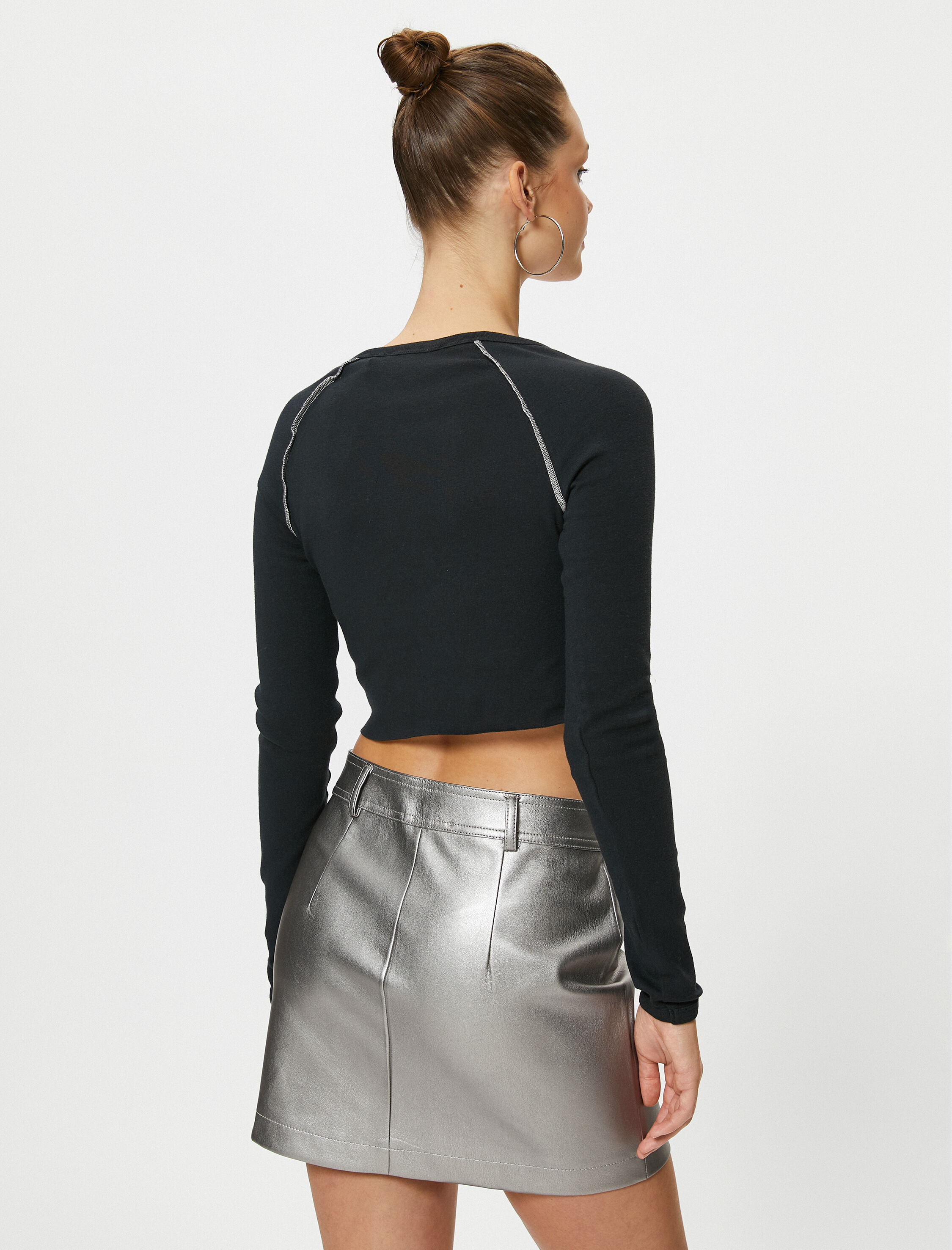   Uzun Kollu Crop Tişört Derin V Yaka Pamuklu Baskılı