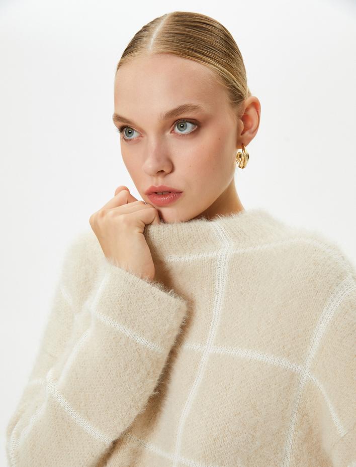  Peluş Triko Kazak Dik Yaka Düşük Omuzlu Yumuşak Dokulu