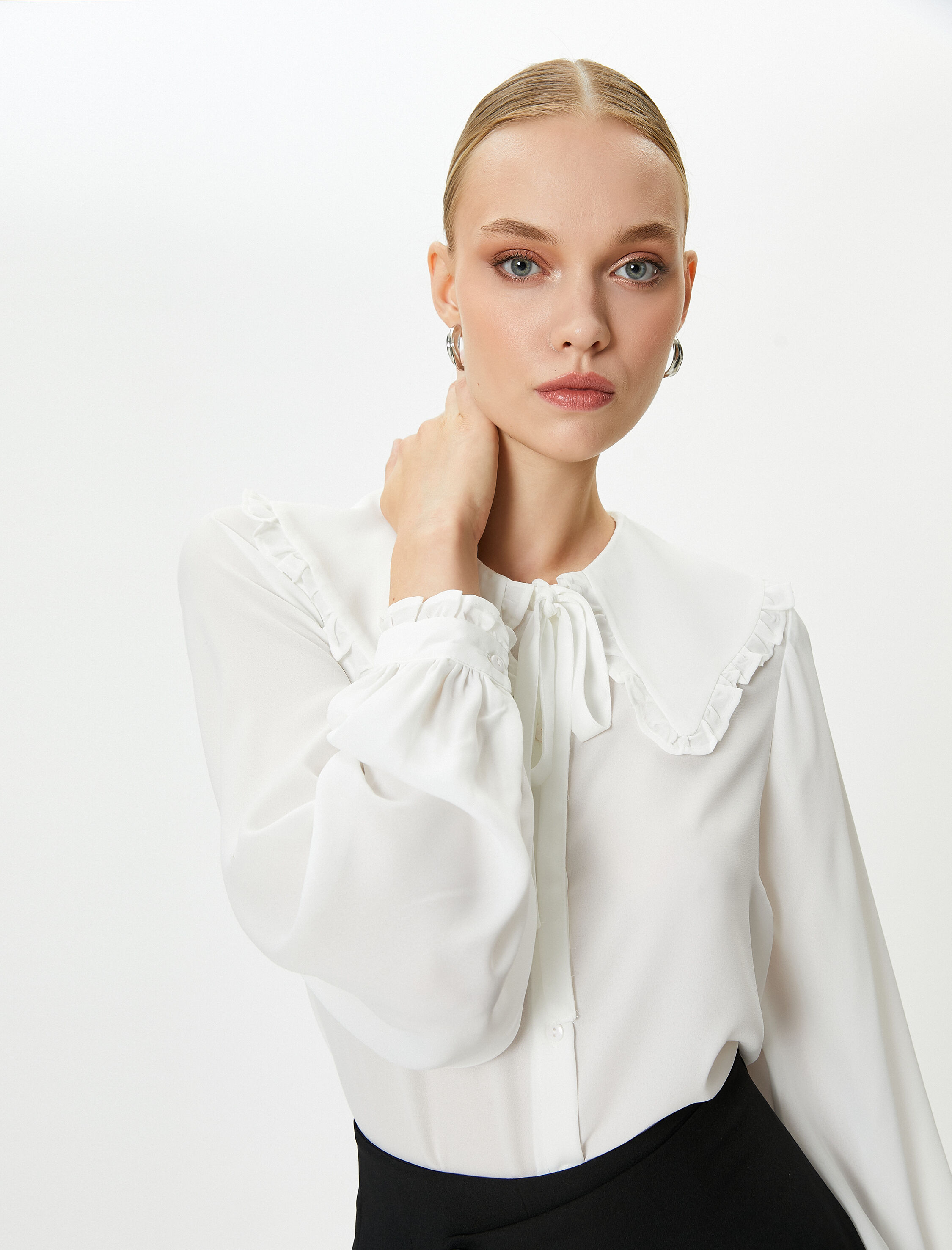   Bebe Yaka Gömlek Bağlama Detaylı Fırfırlı Balon Kollu Düğmeli