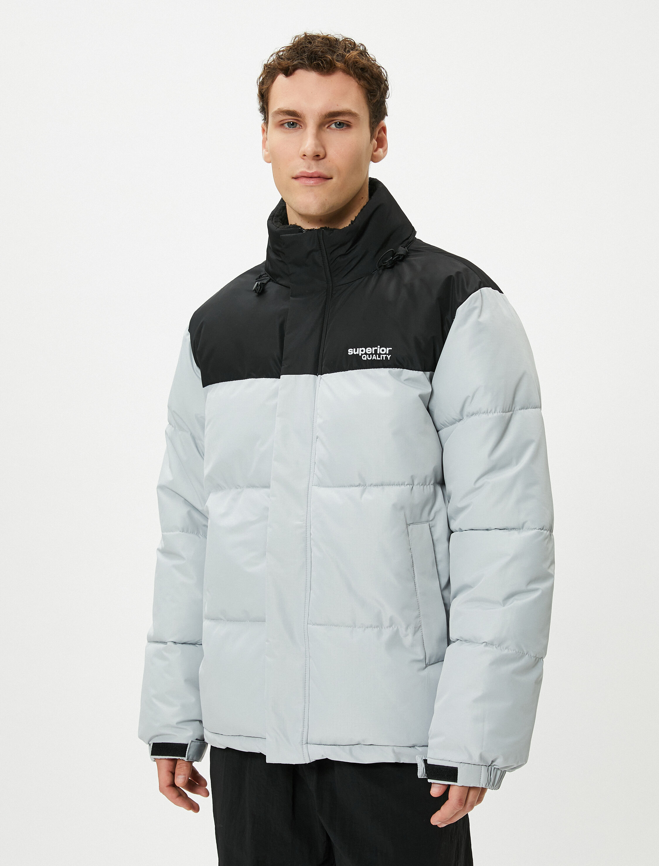   Şişme Mont Dik Yaka Renk Bloklu Fermuarlı Cep Detaylı