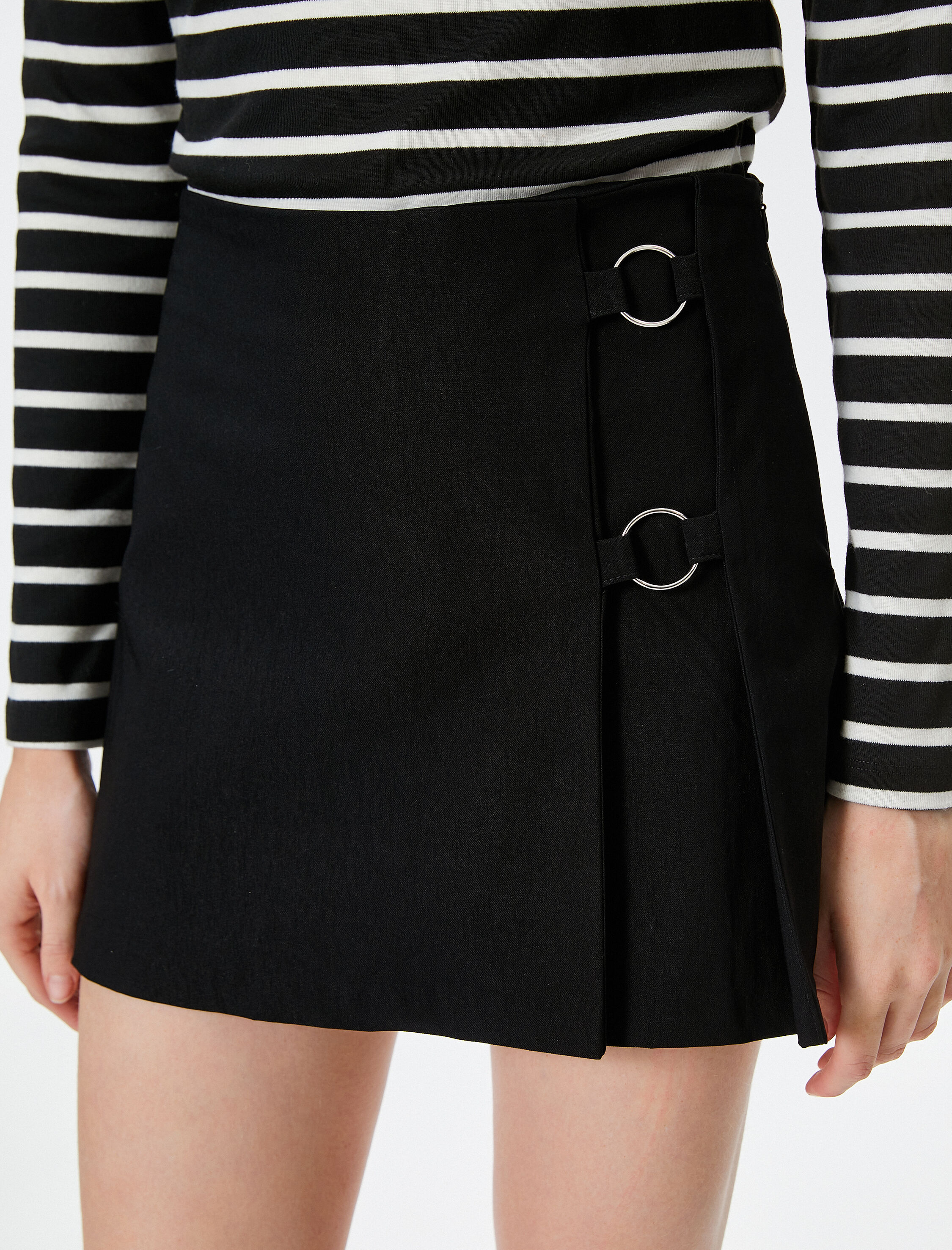   Şort Etek Yüksek Bel Metal Toka Detaylı Viskon Kumaş Karışımlı