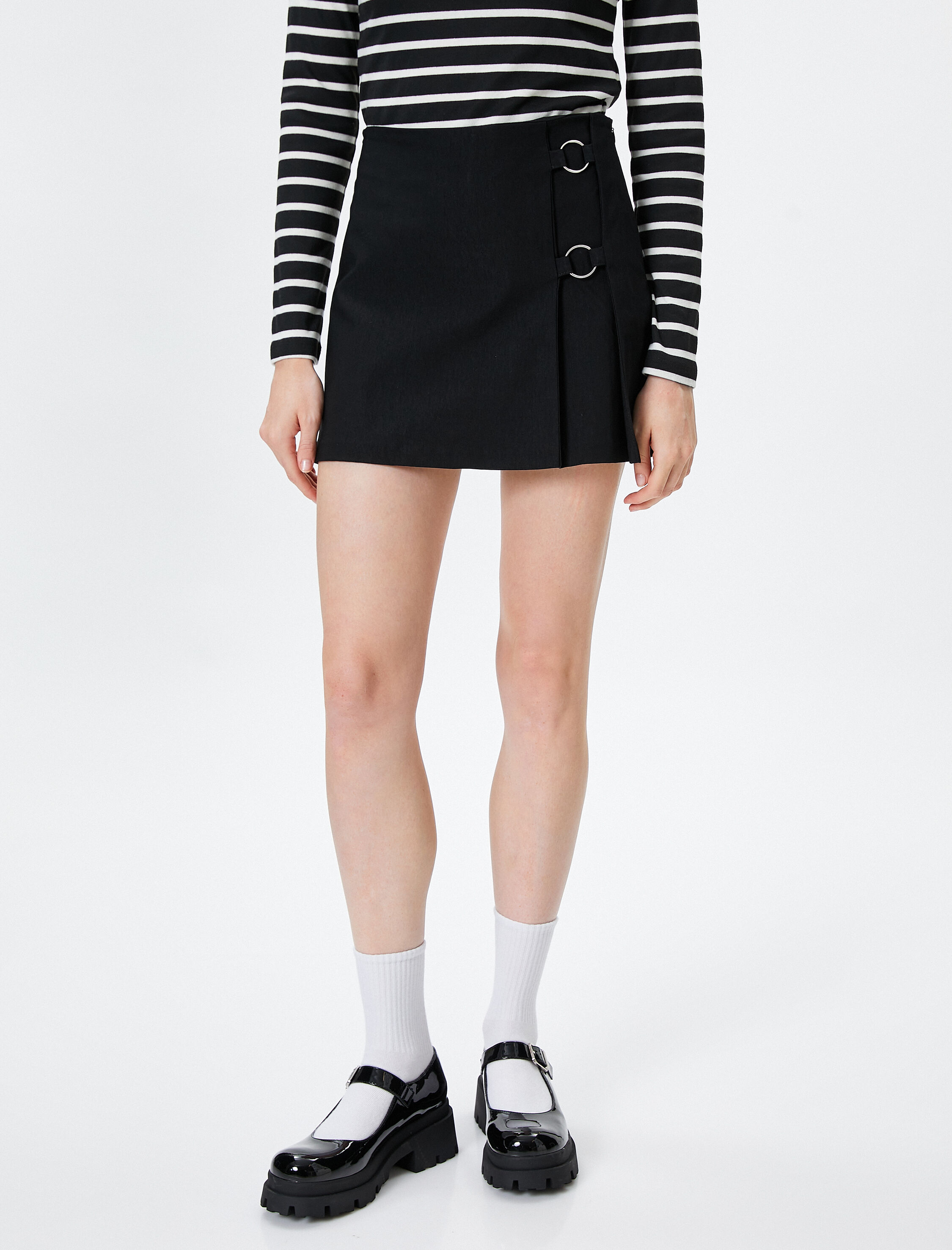   Şort Etek Yüksek Bel Metal Toka Detaylı Viskon Kumaş Karışımlı