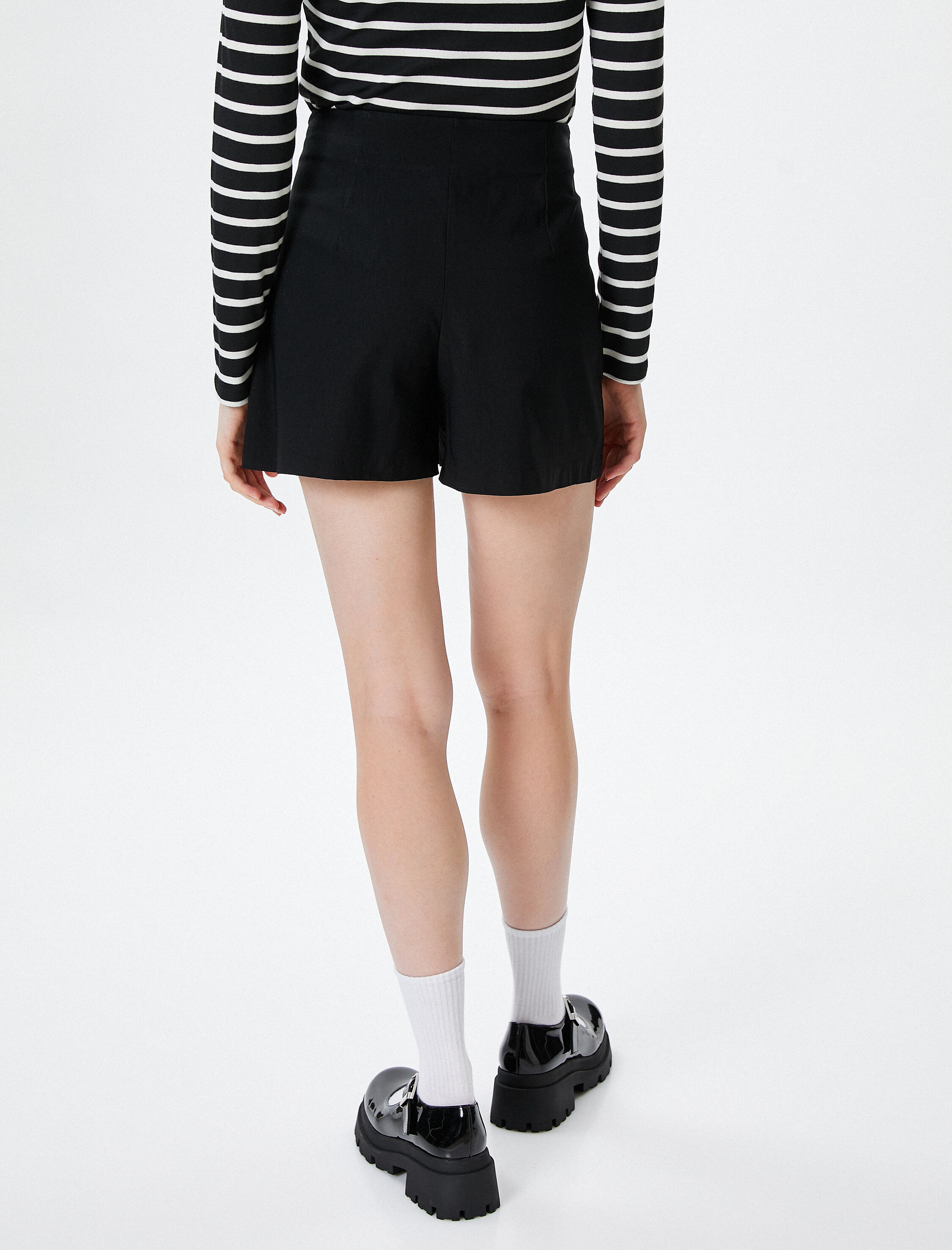   Şort Etek Yüksek Bel Metal Toka Detaylı Viskon Kumaş Karışımlı