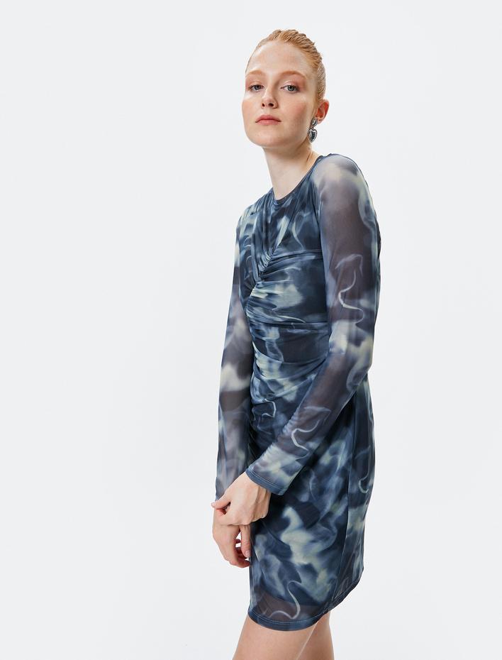  Mini Tül Kalem Elbise Batik Desenli Drape Detaylı Slim Fit Uzun Kollu Yuvarlak Yaka