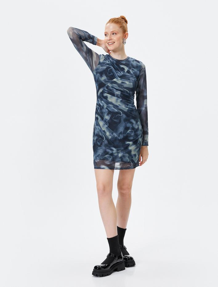  Mini Tül Kalem Elbise Batik Desenli Drape Detaylı Slim Fit Uzun Kollu Yuvarlak Yaka