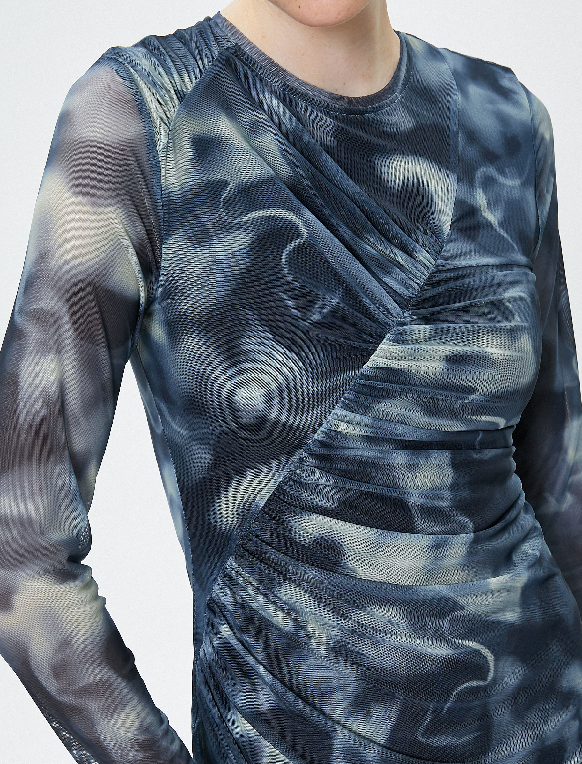   Mini Tül Kalem Elbise Batik Desenli Drape Detaylı Slim Fit Uzun Kollu Yuvarlak Yaka