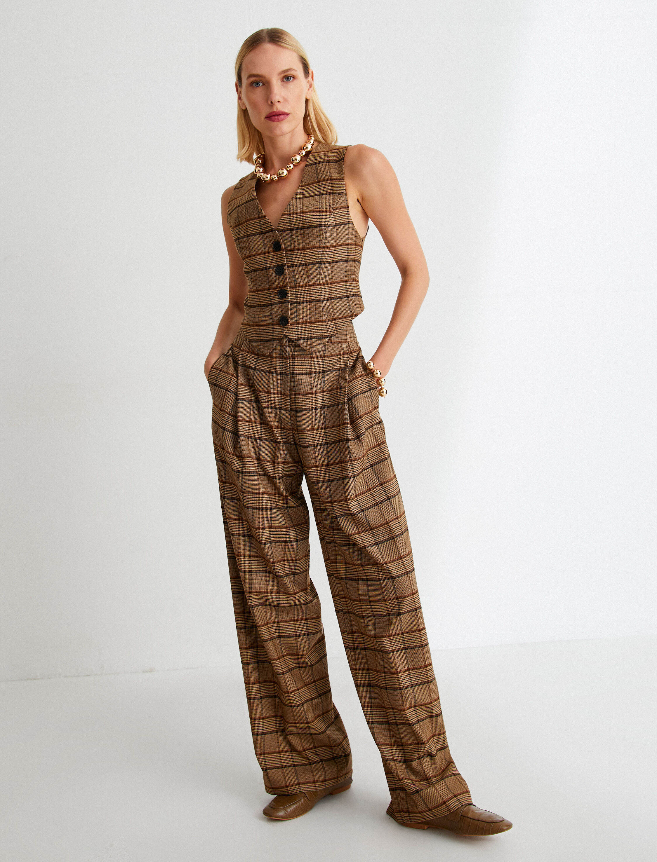   V Yaka Yelek Düğme Detaylı