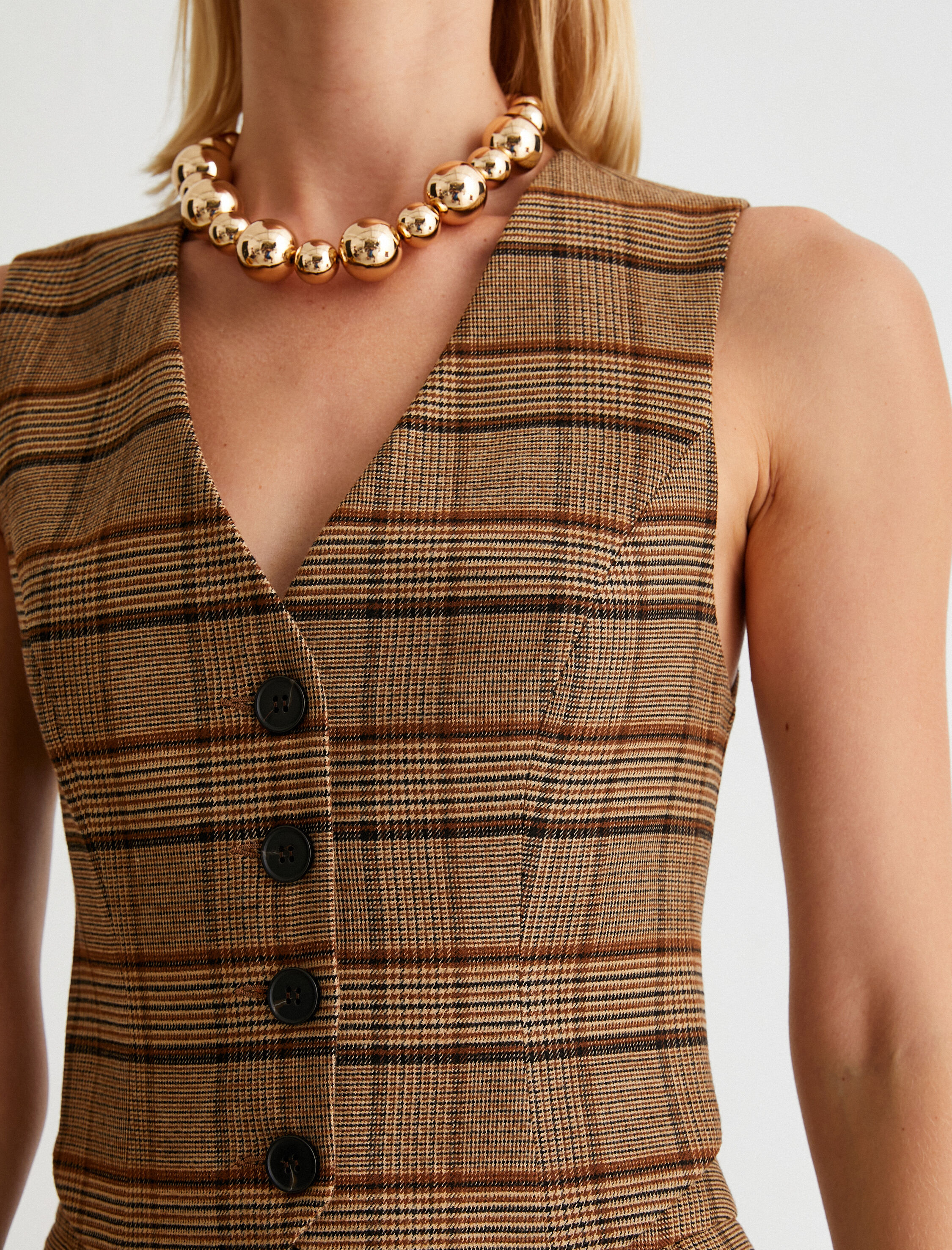   V Yaka Yelek Düğme Detaylı