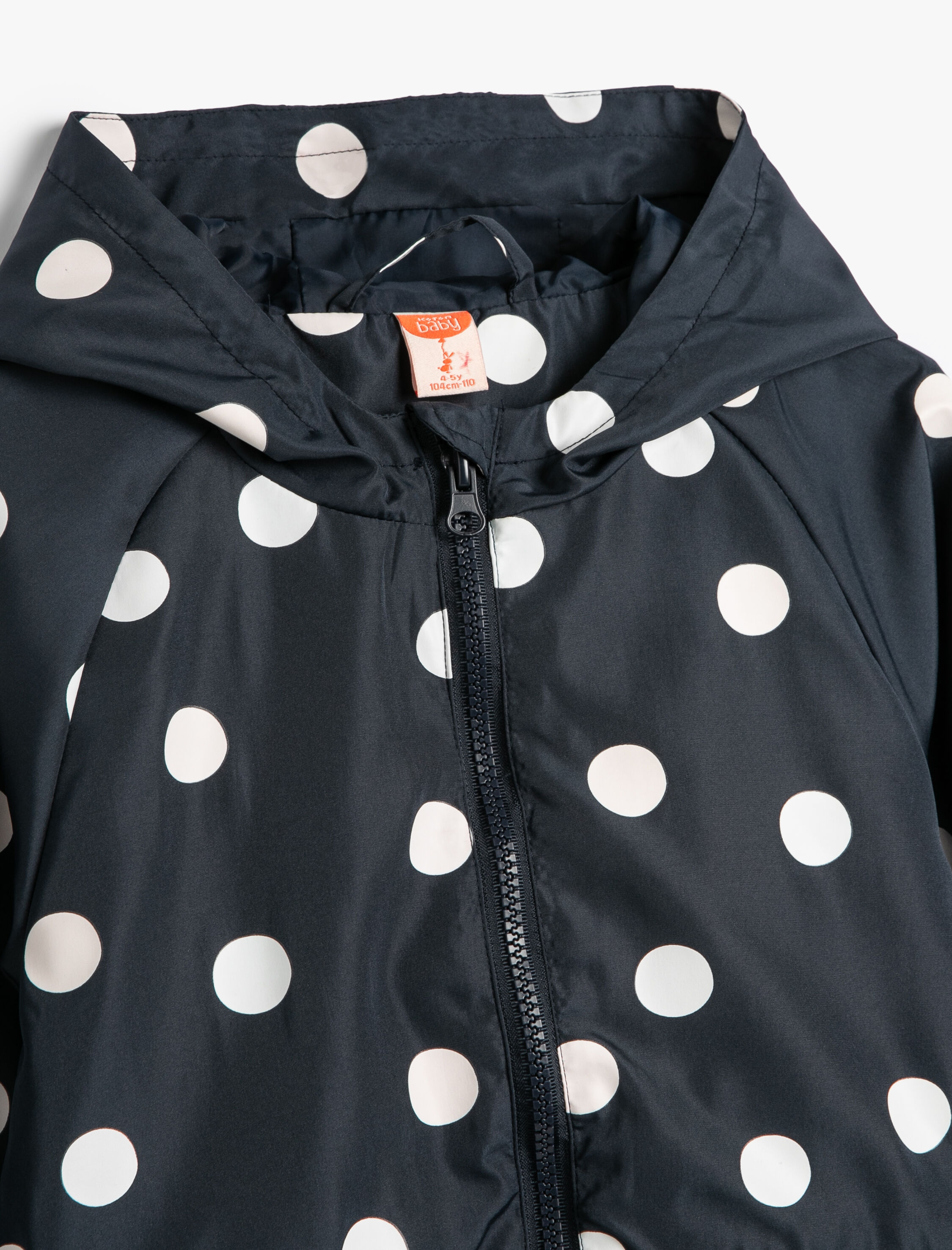  Kız Bebek Puantiyeli Kapşonlu Cep Detaylı Mont  Suda Renk Değiştiren Pamuk Astarlı