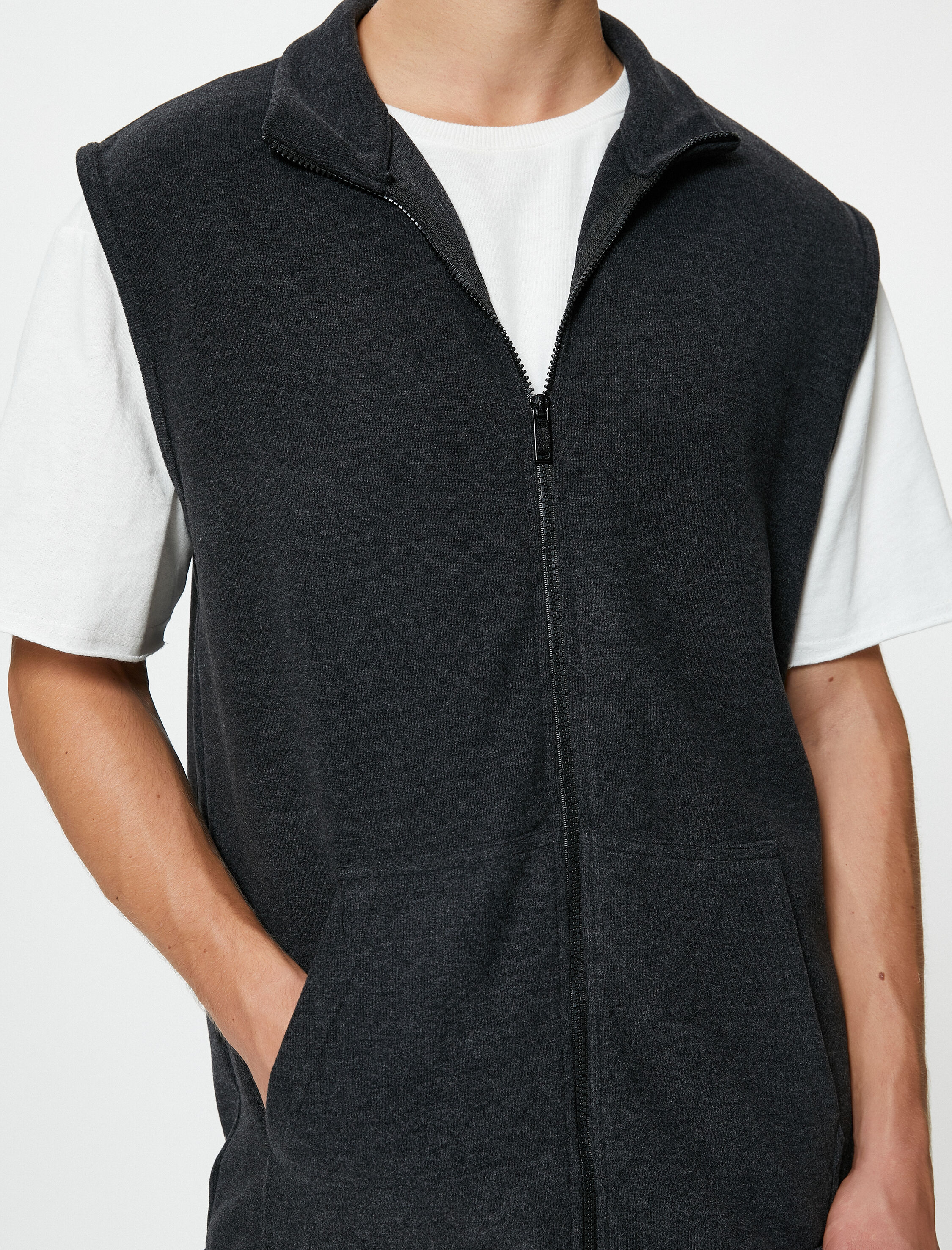   Yelek Kanguru Cepli Fermuarlı Dik Yaka Kolsuz