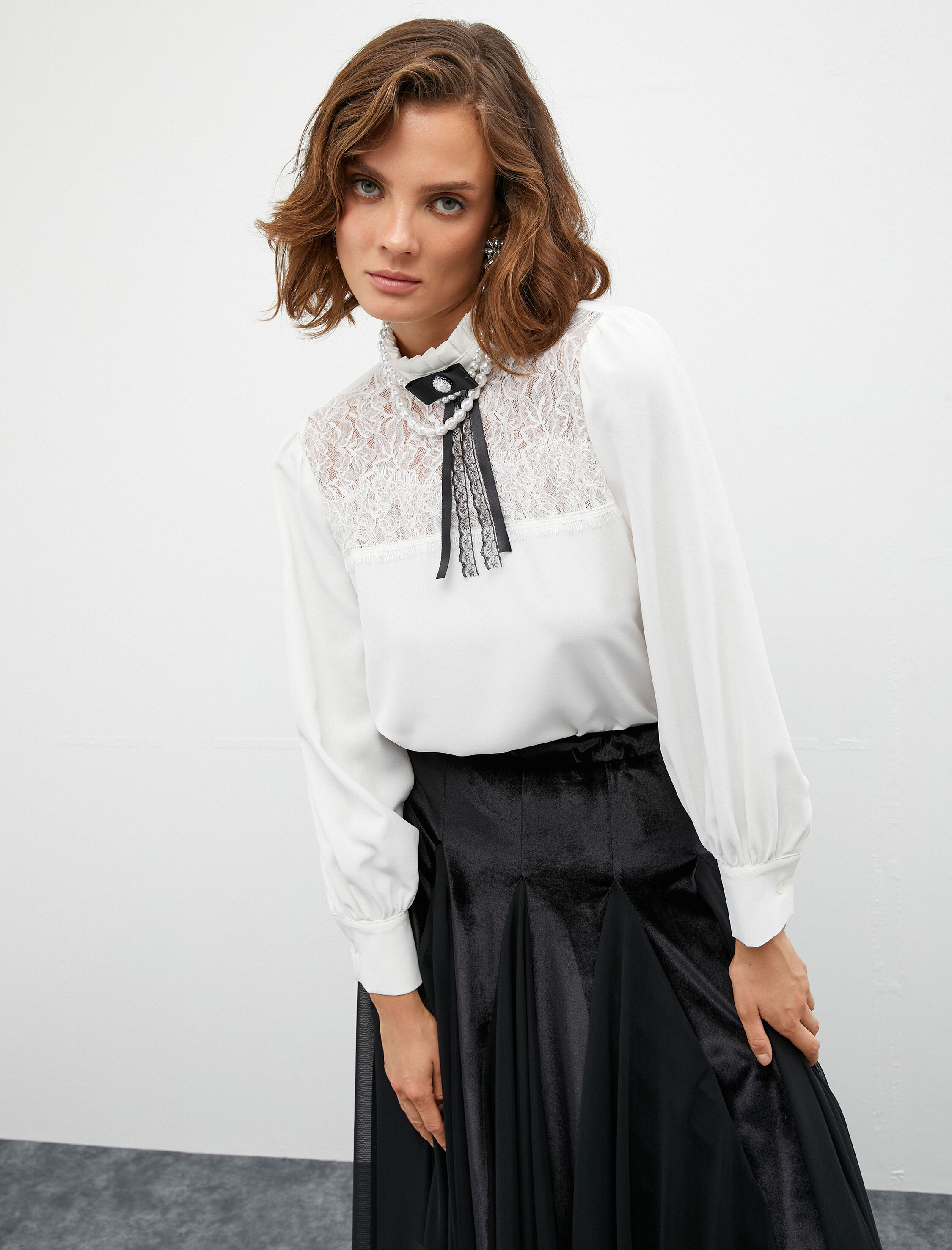   Melis Ağazat X Koton - Broş Detaylı Hakim Yaka Dantelli Gömlek