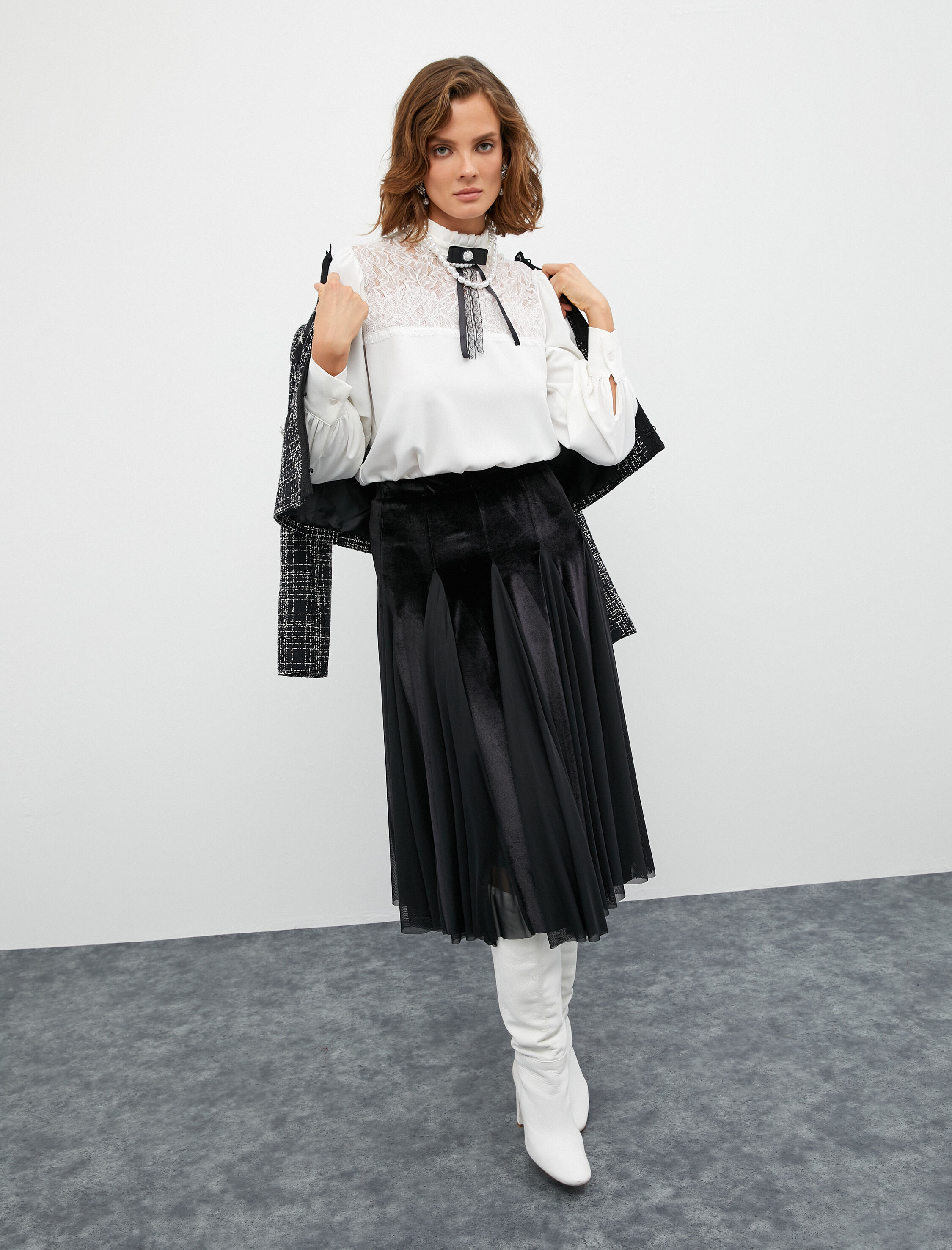   Melis Ağazat X Koton - Broş Detaylı Hakim Yaka Dantelli Gömlek