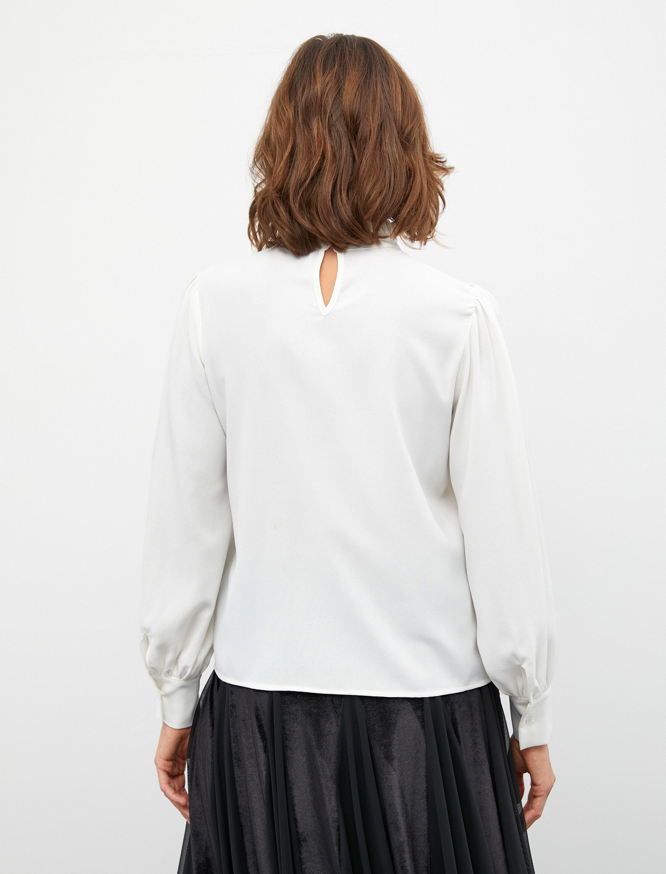   Melis Ağazat X Koton - Broş Detaylı Hakim Yaka Dantelli Gömlek