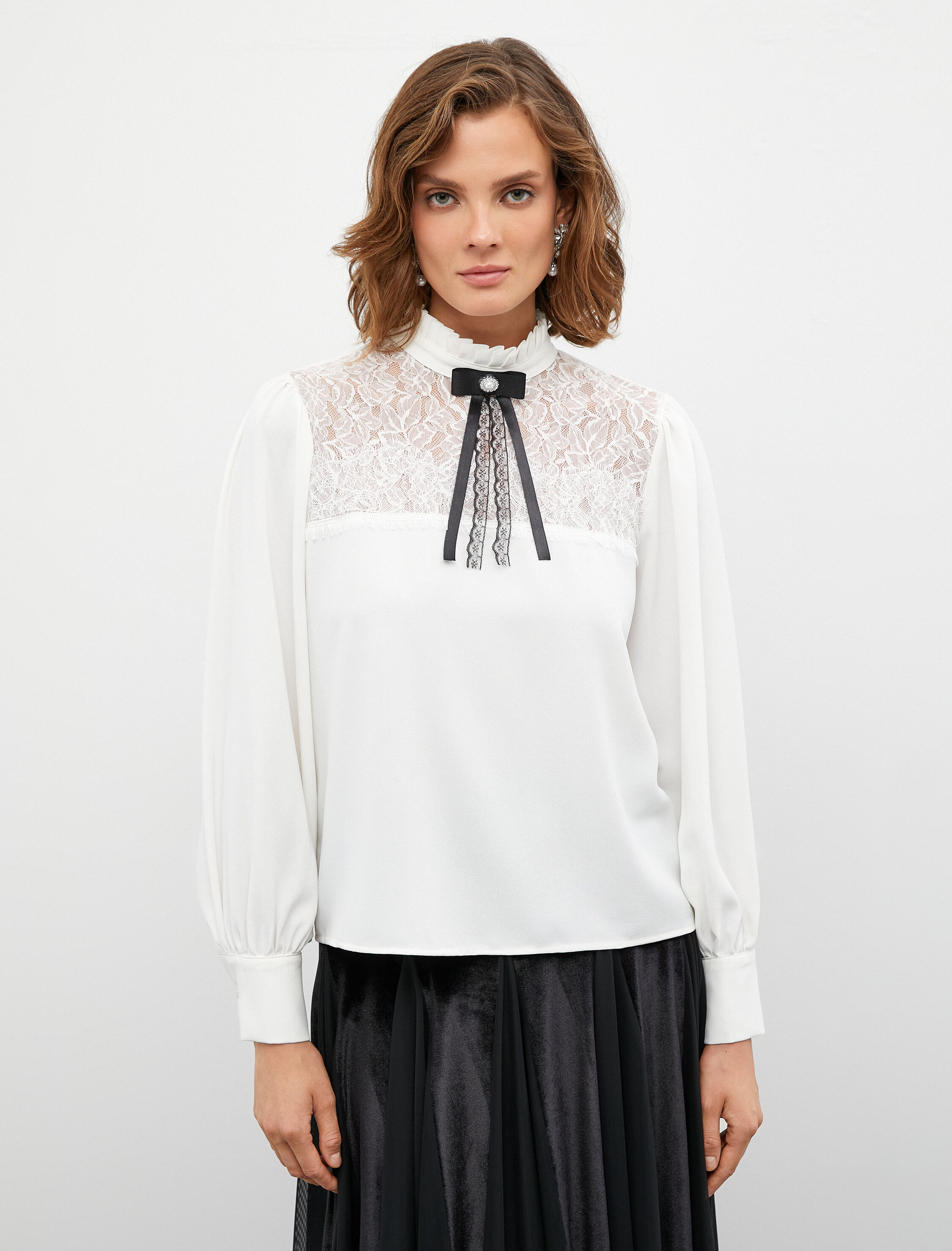   Melis Ağazat X Koton - Broş Detaylı Hakim Yaka Dantelli Gömlek