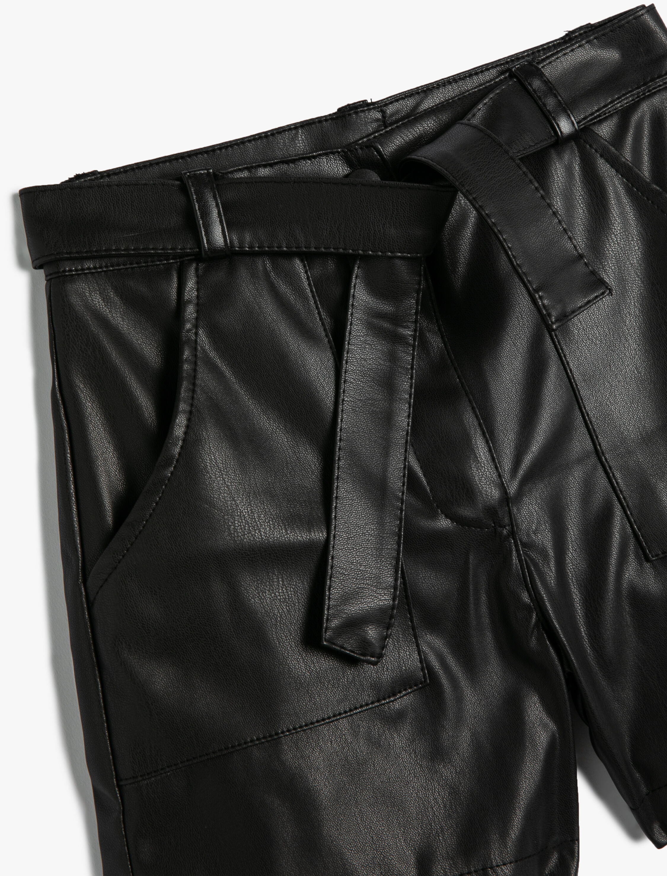  Kız Çocuk Deri Görünümlü Şort Kemerli