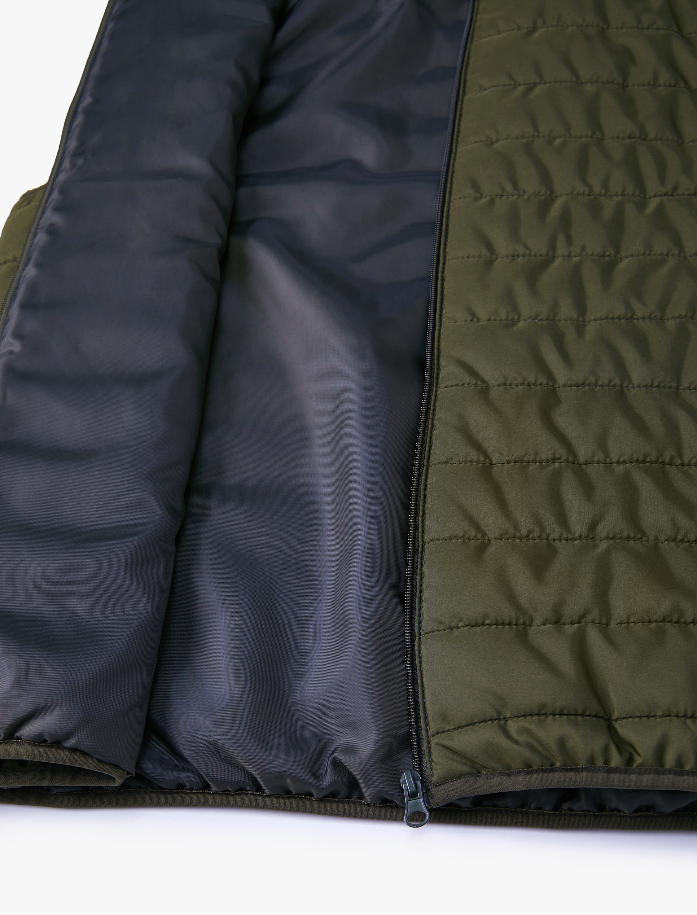 Kolsuz Mont Yelek Dik Yaka Fermuarlı Cep Detaylı